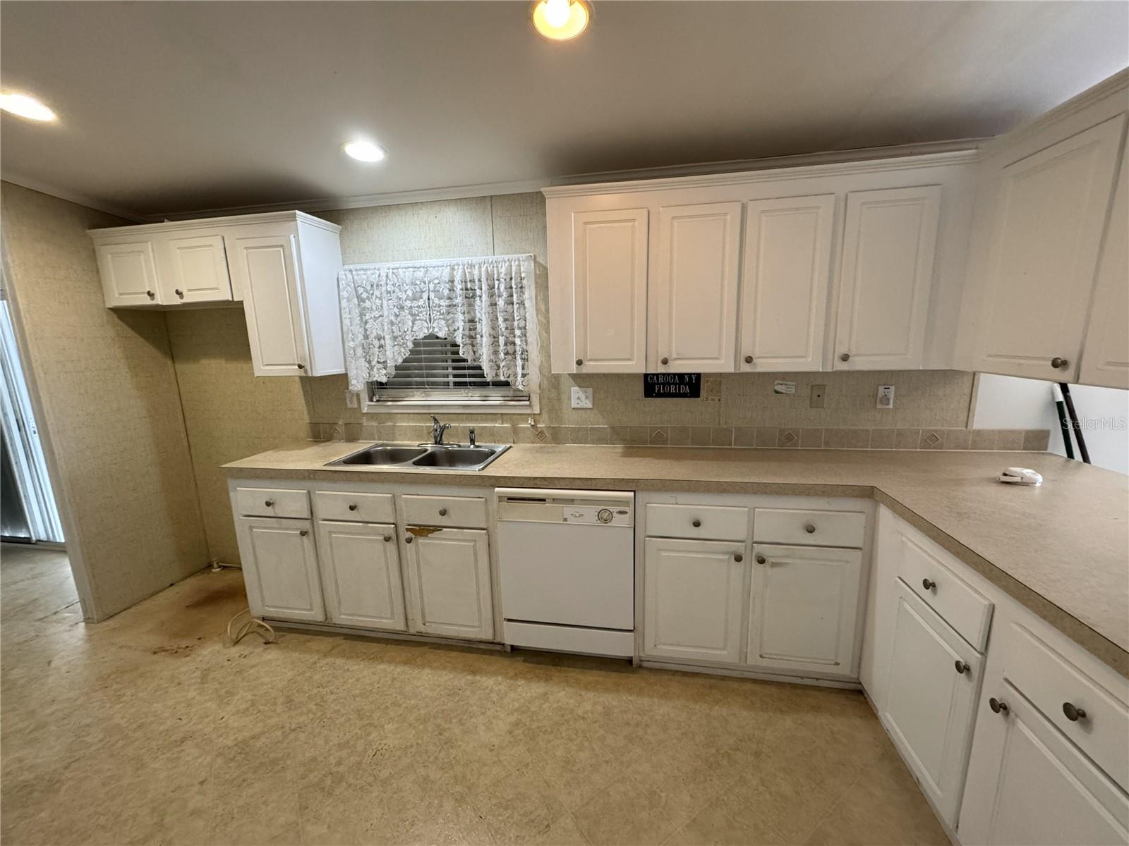 Image 19 of 41 For 216 Como Drive