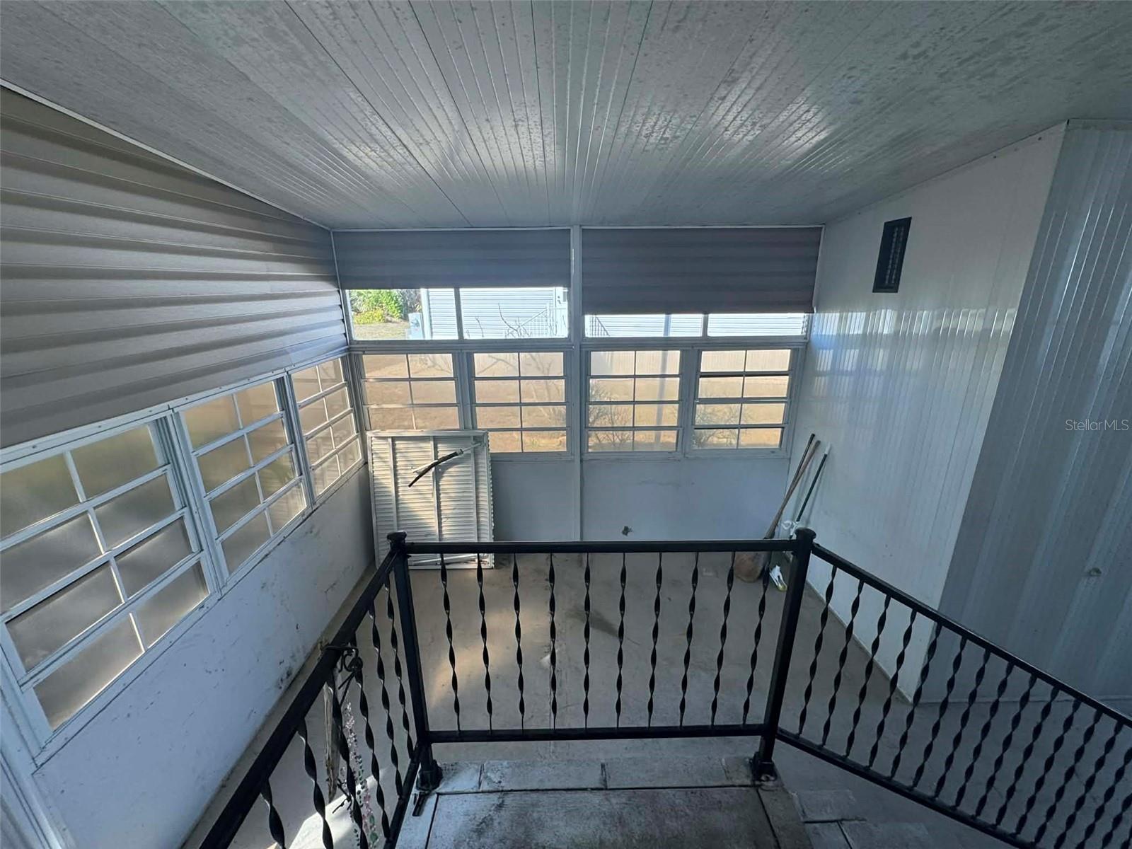 Image 33 of 41 For 216 Como Drive