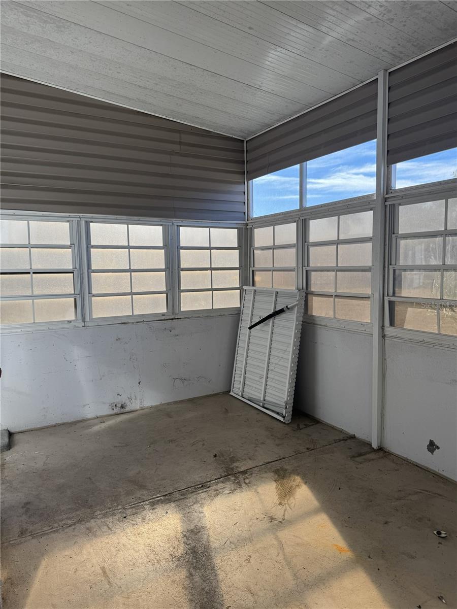 Image 38 of 41 For 216 Como Drive