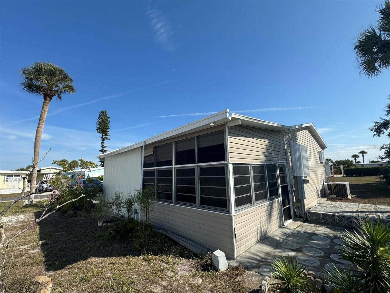 Image 8 of 41 For 216 Como Drive