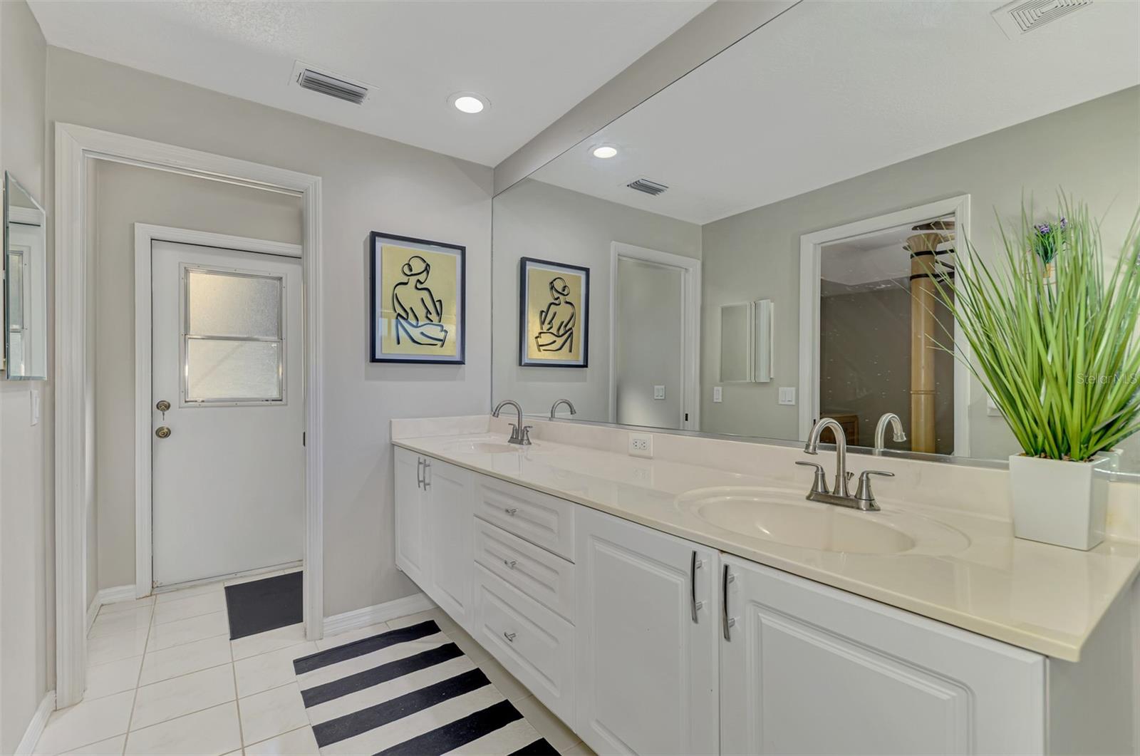 Image 31 of 56 For 6632 Deering Circle