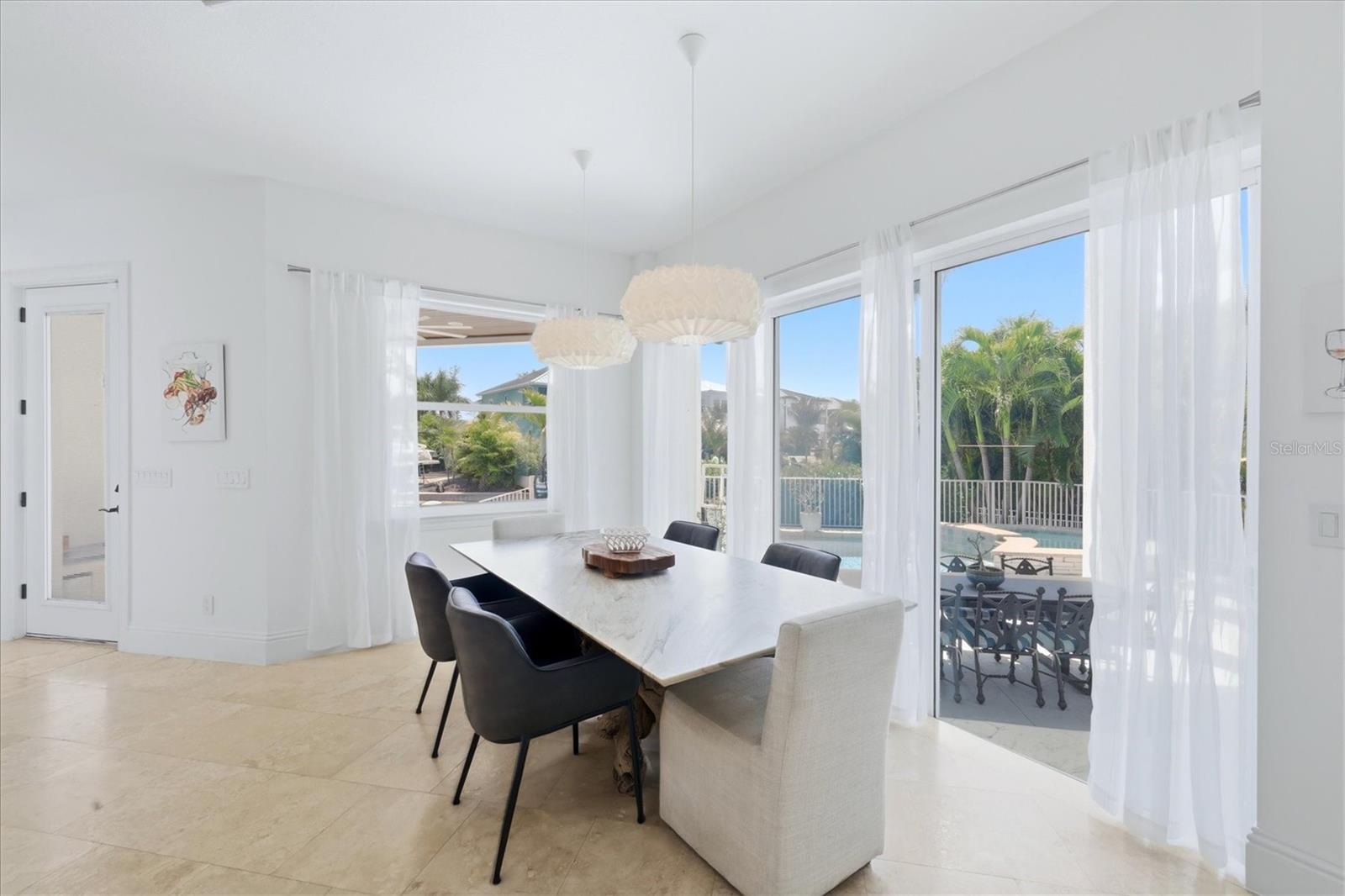 Listing photo id 9 for 7755 Holiday Drive N