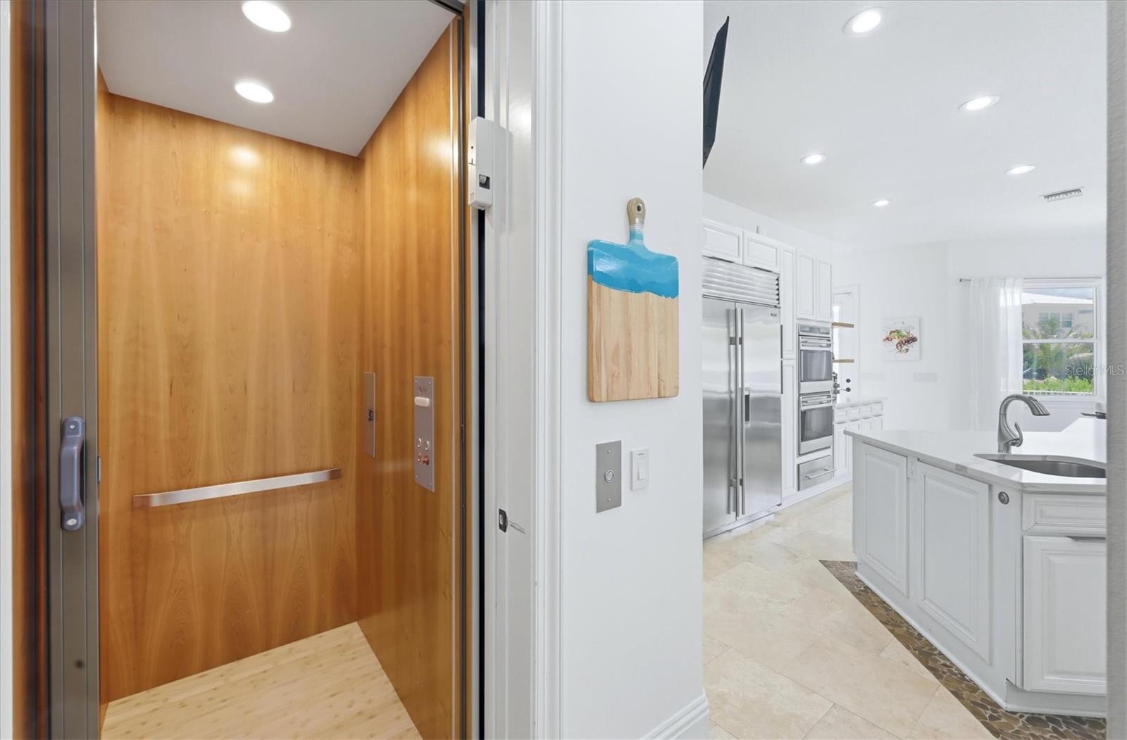 Listing photo id 12 for 7755 Holiday Drive N