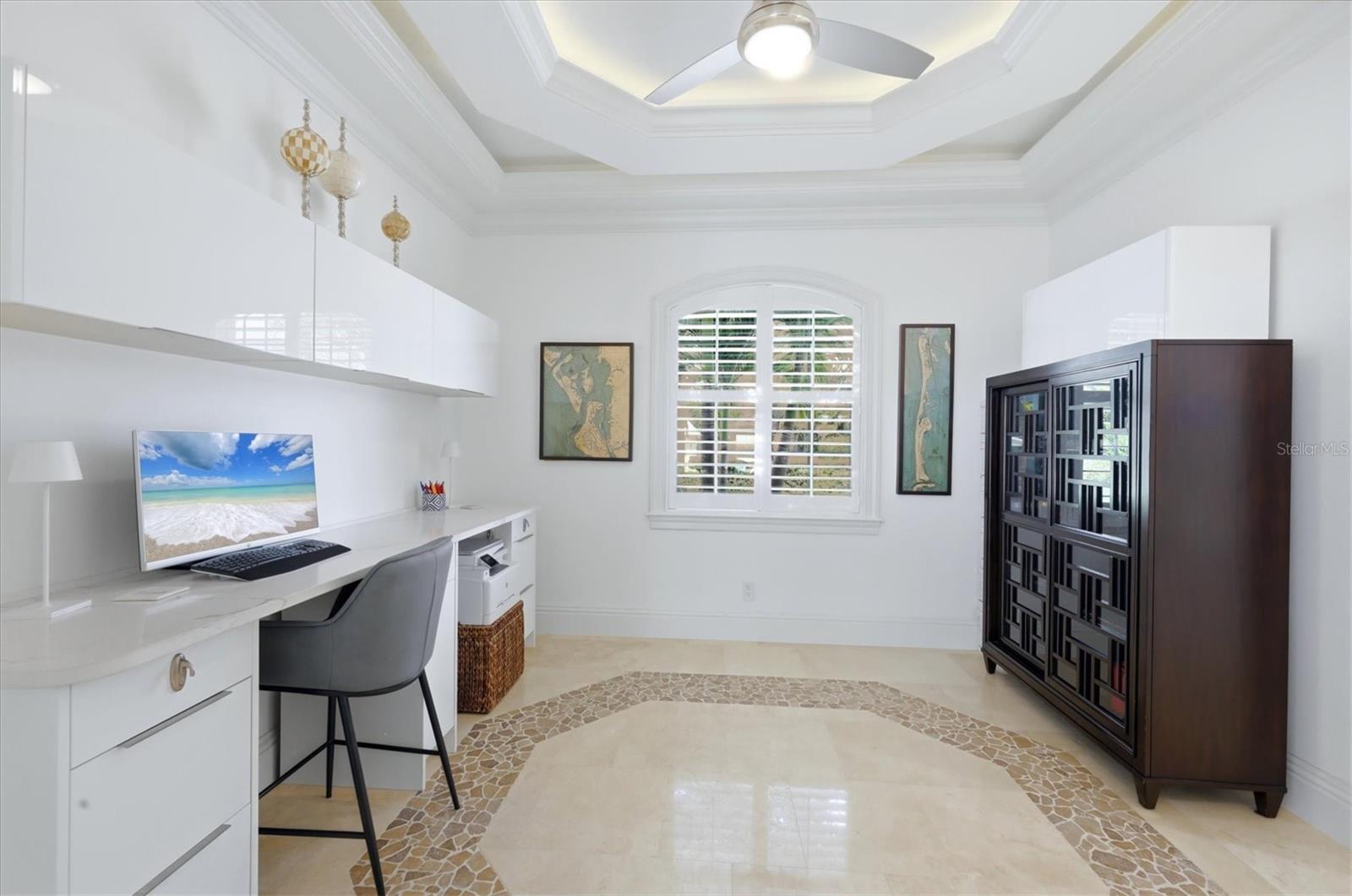 Listing photo id 13 for 7755 Holiday Drive N