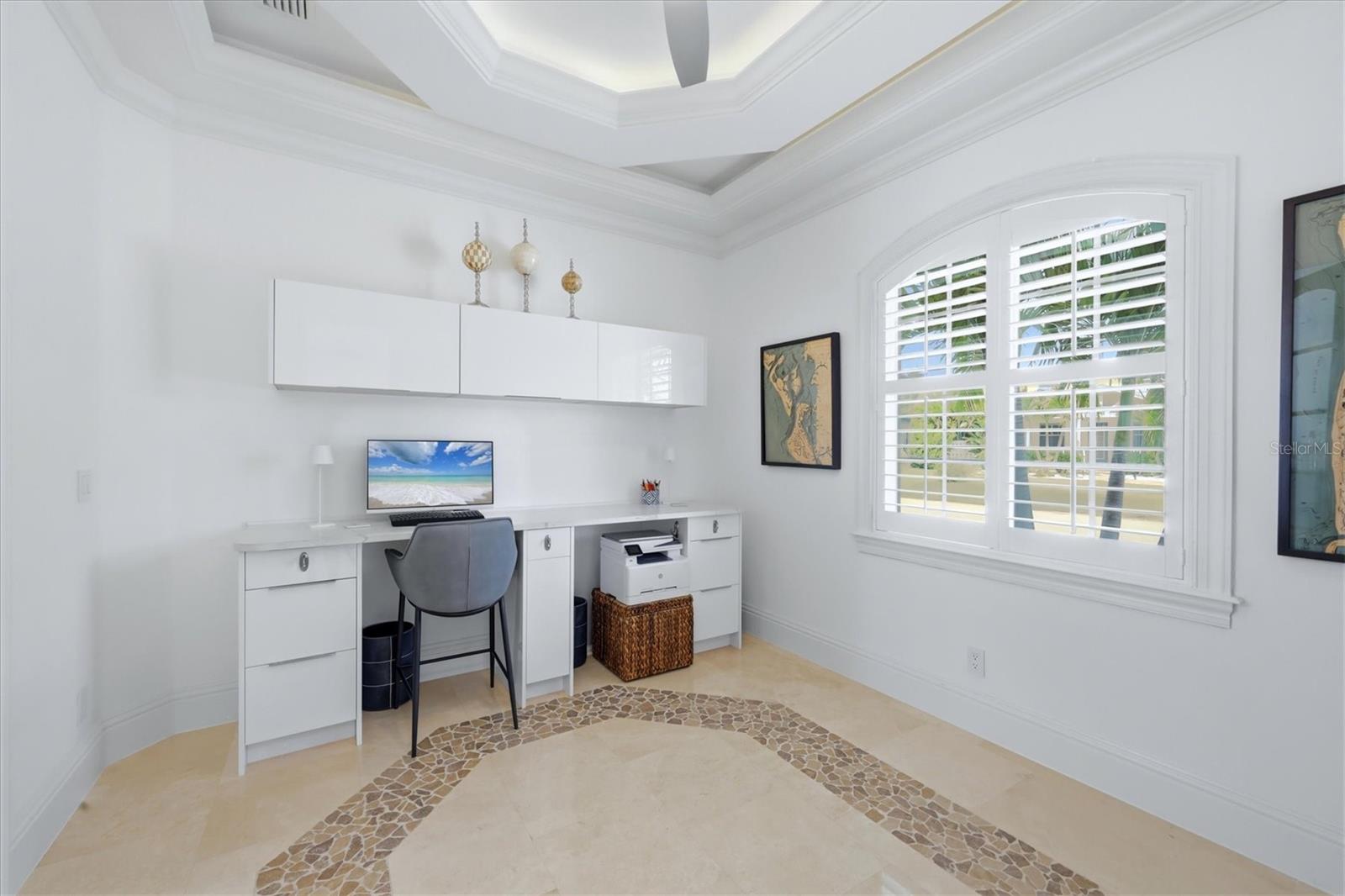 Listing photo id 14 for 7755 Holiday Drive N