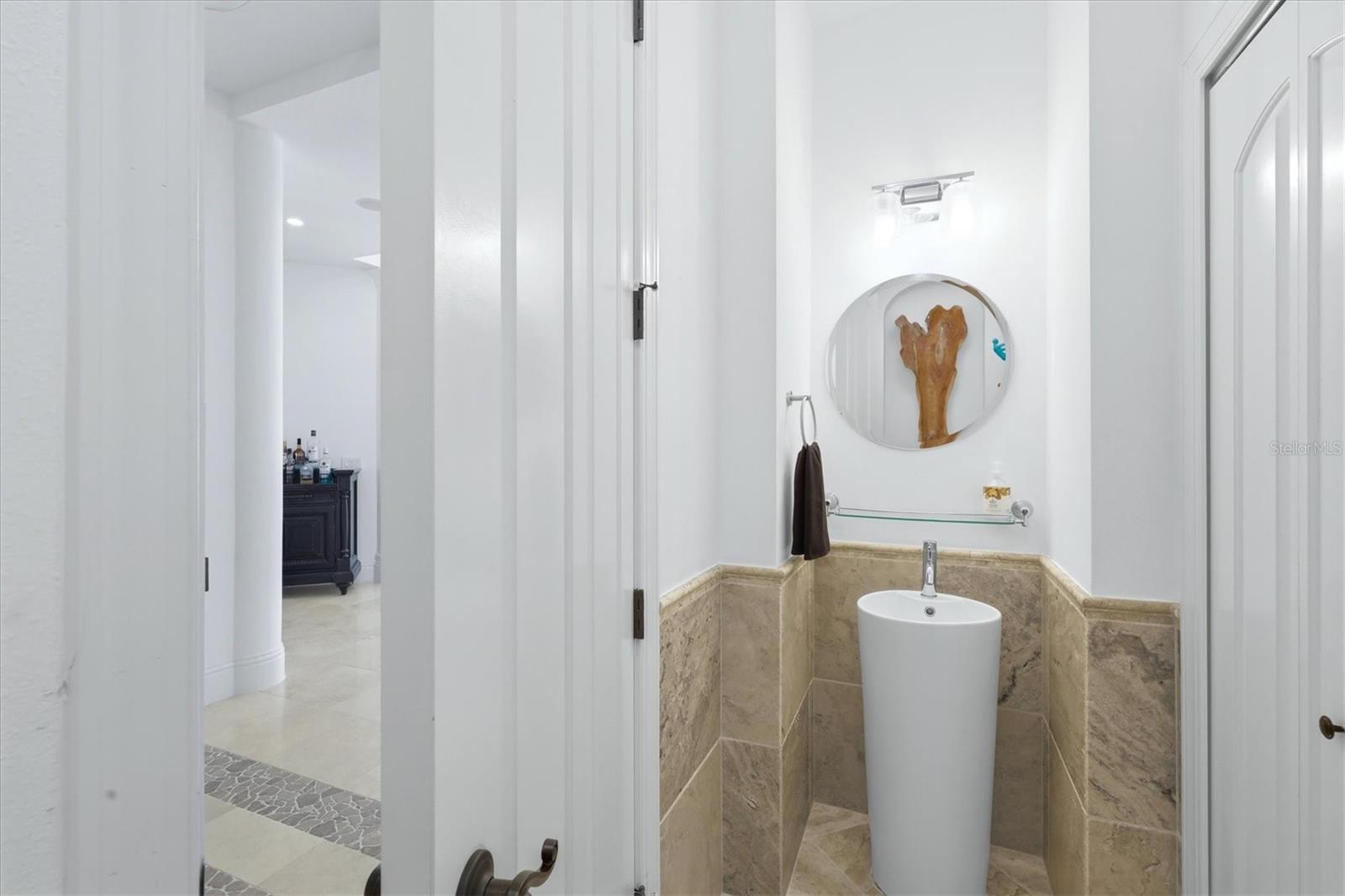 Listing photo id 15 for 7755 Holiday Drive N