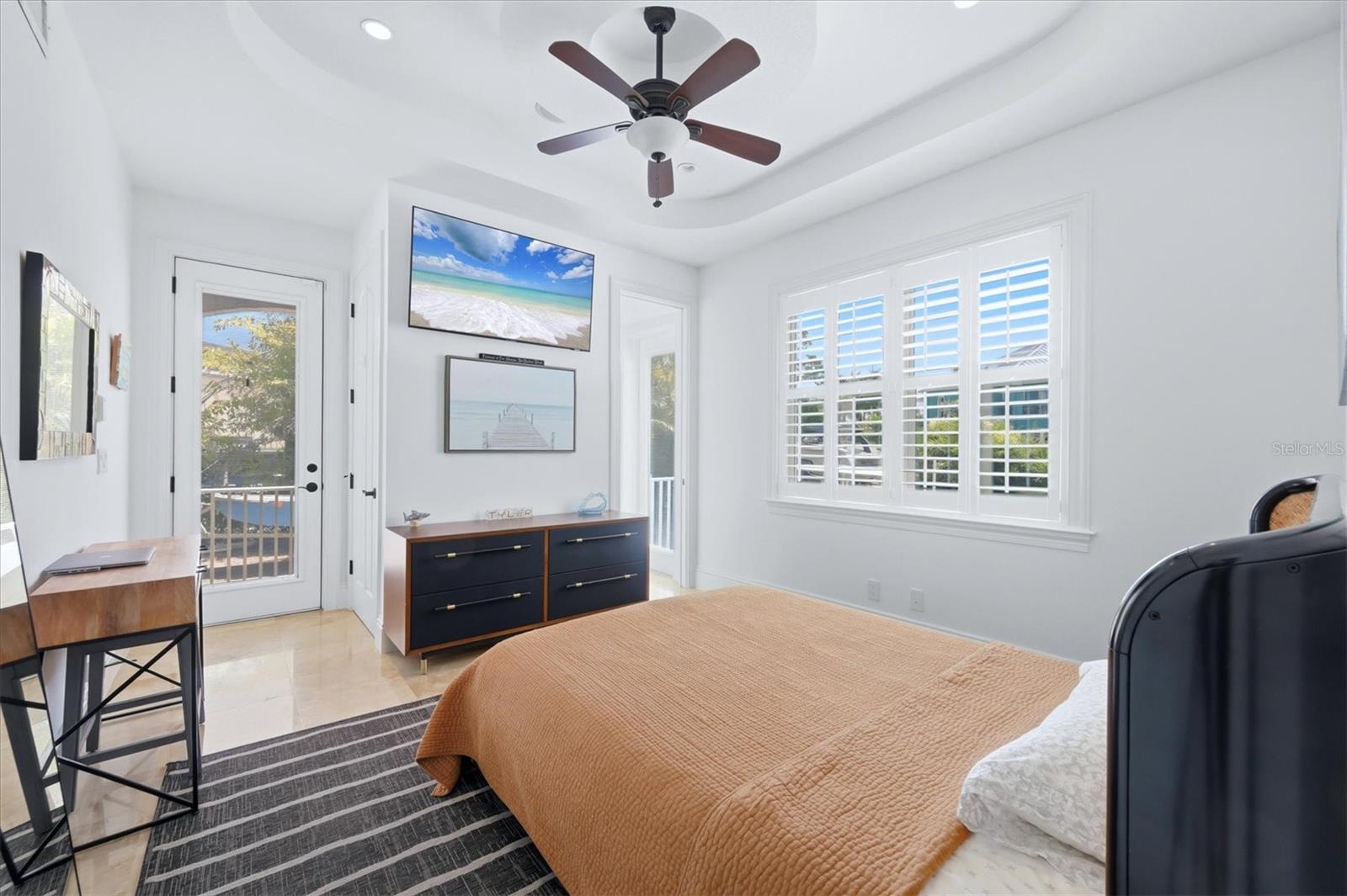 Listing photo id 16 for 7755 Holiday Drive N