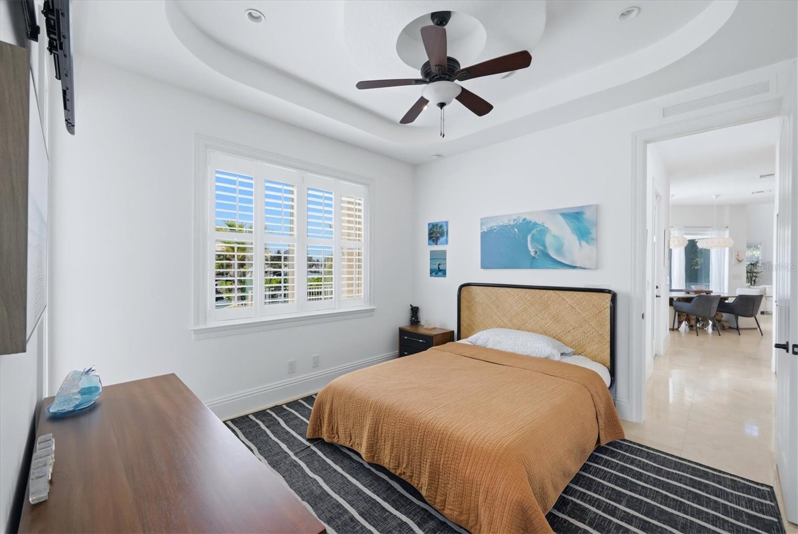 Listing photo id 17 for 7755 Holiday Drive N