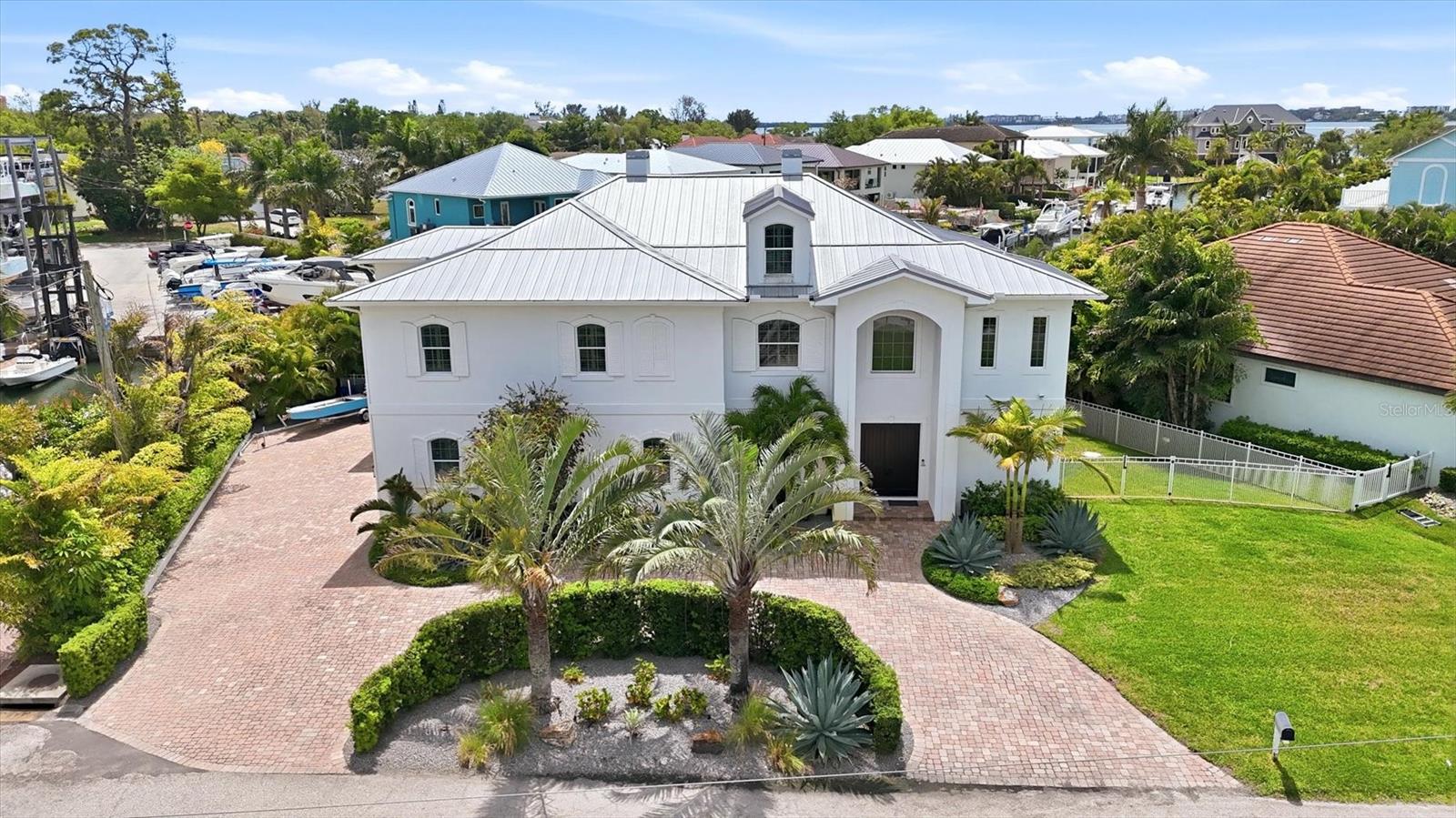 Listing photo id 0 for 7755 Holiday Drive N