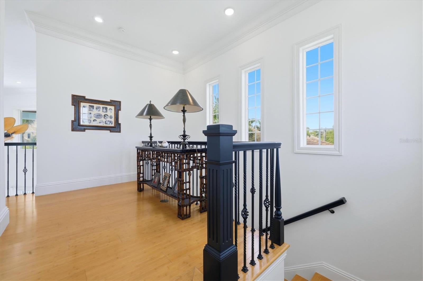 Listing photo id 19 for 7755 Holiday Drive N