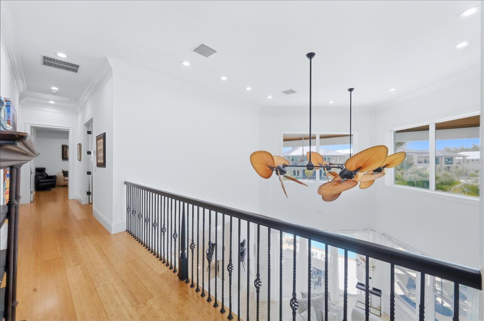 Listing photo id 20 for 7755 Holiday Drive N