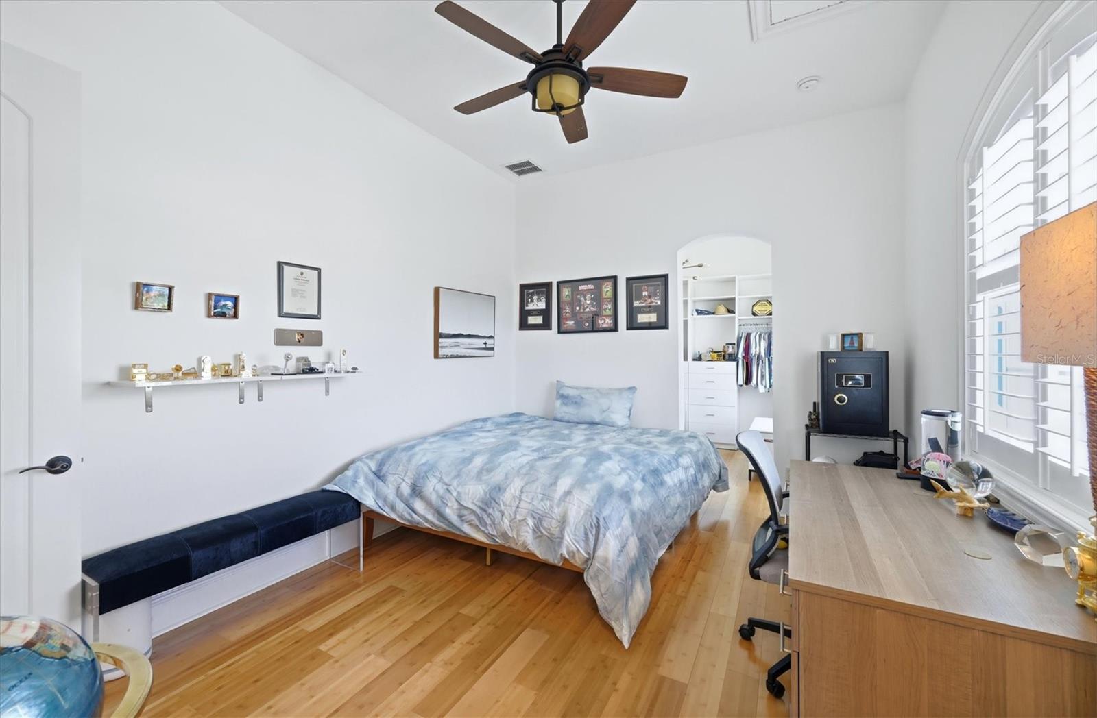 Listing photo id 21 for 7755 Holiday Drive N