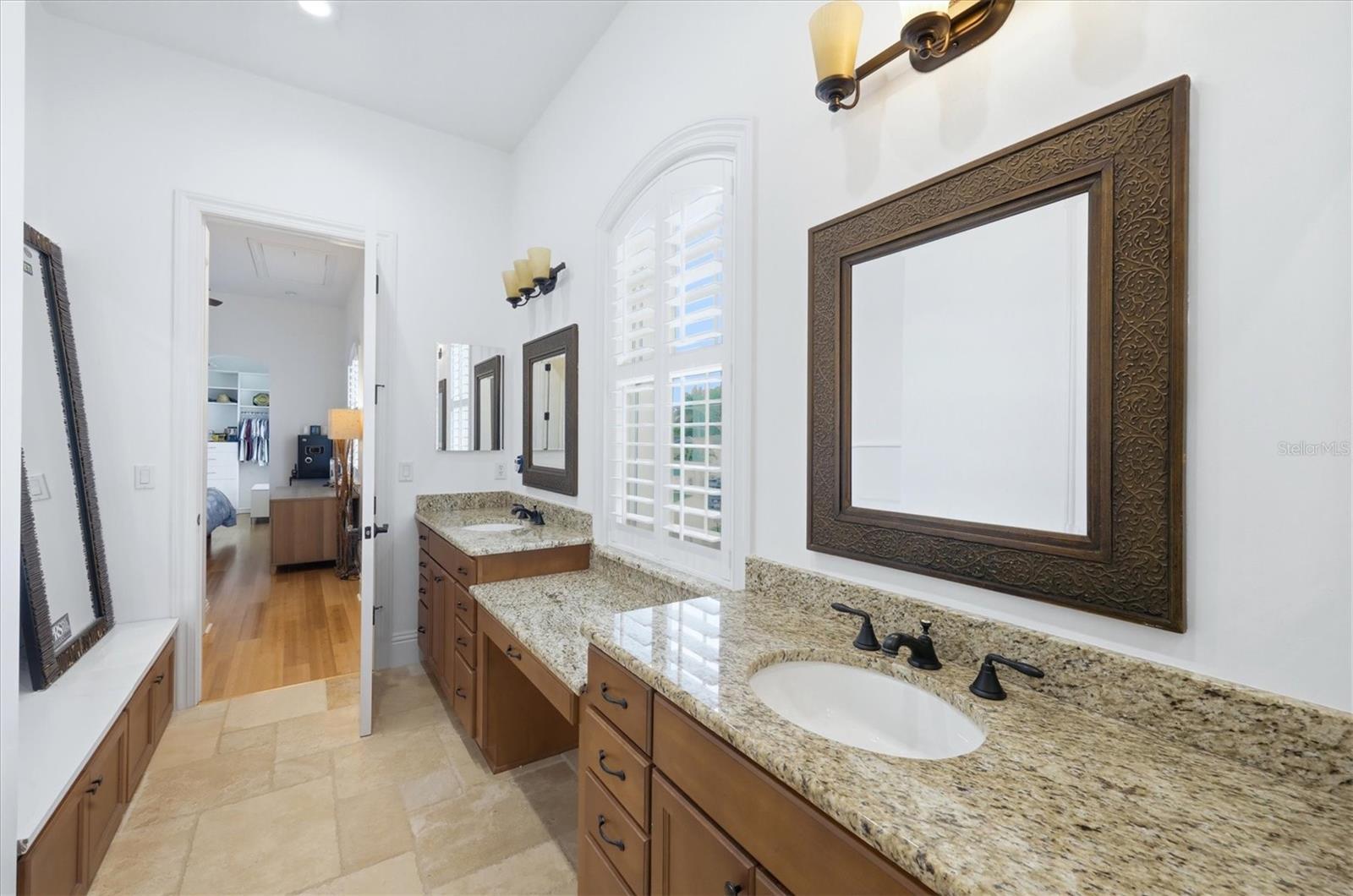 Listing photo id 22 for 7755 Holiday Drive N