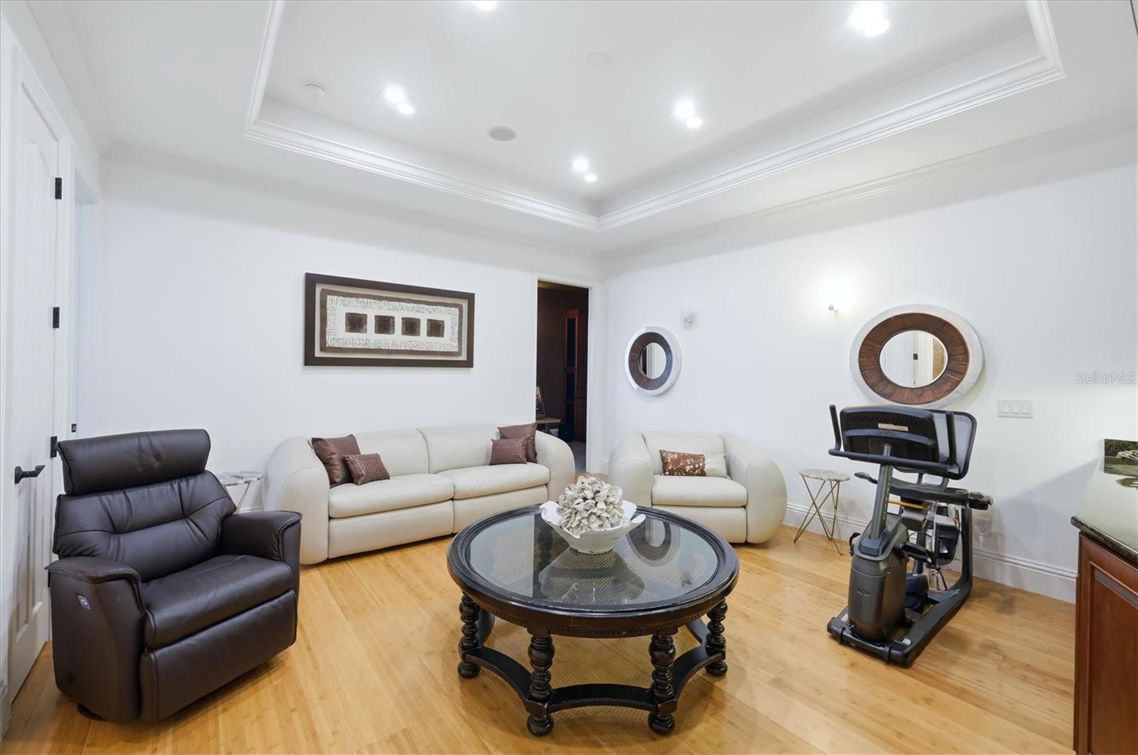 Listing photo id 25 for 7755 Holiday Drive N