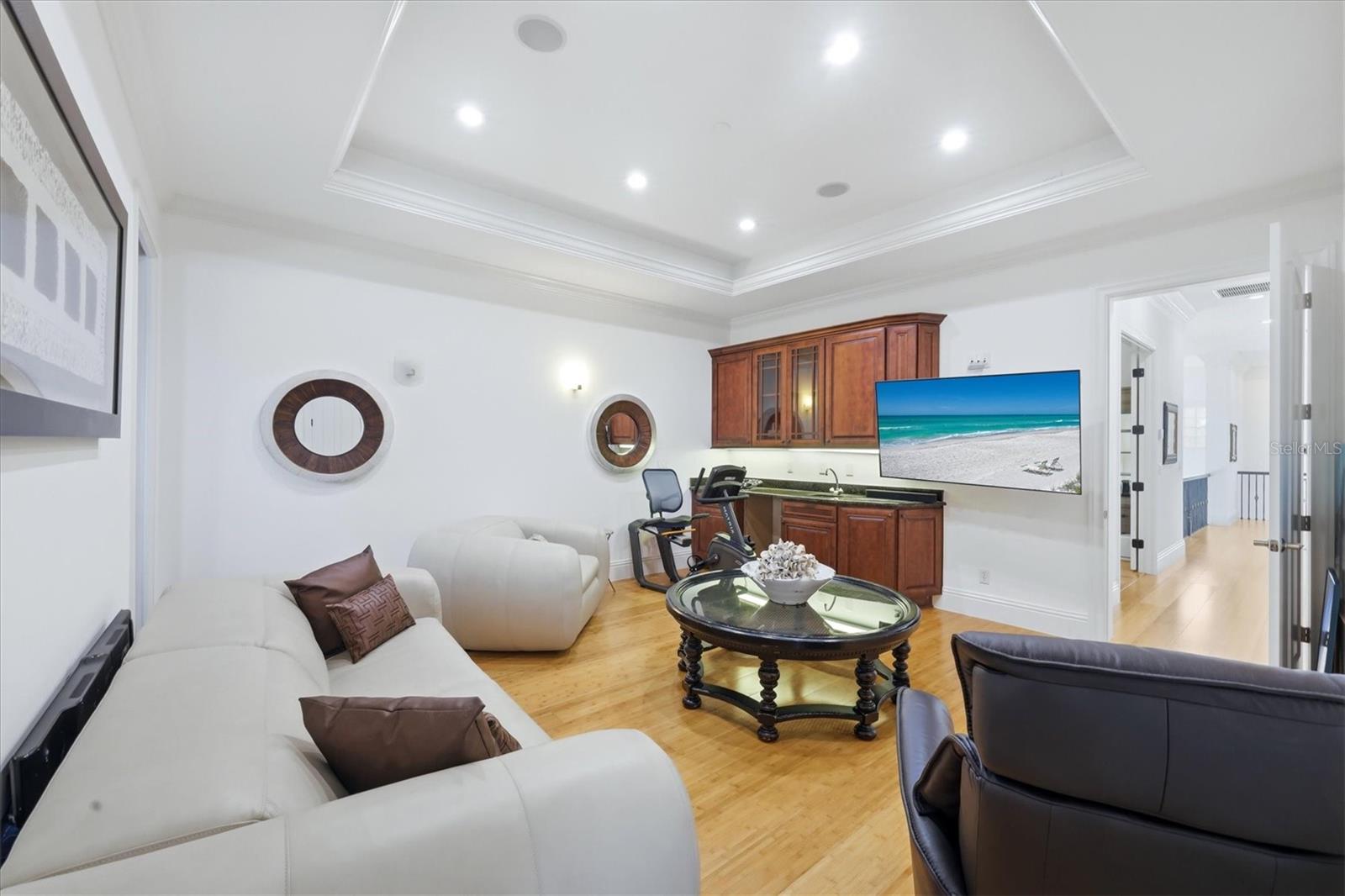 Listing photo id 26 for 7755 Holiday Drive N