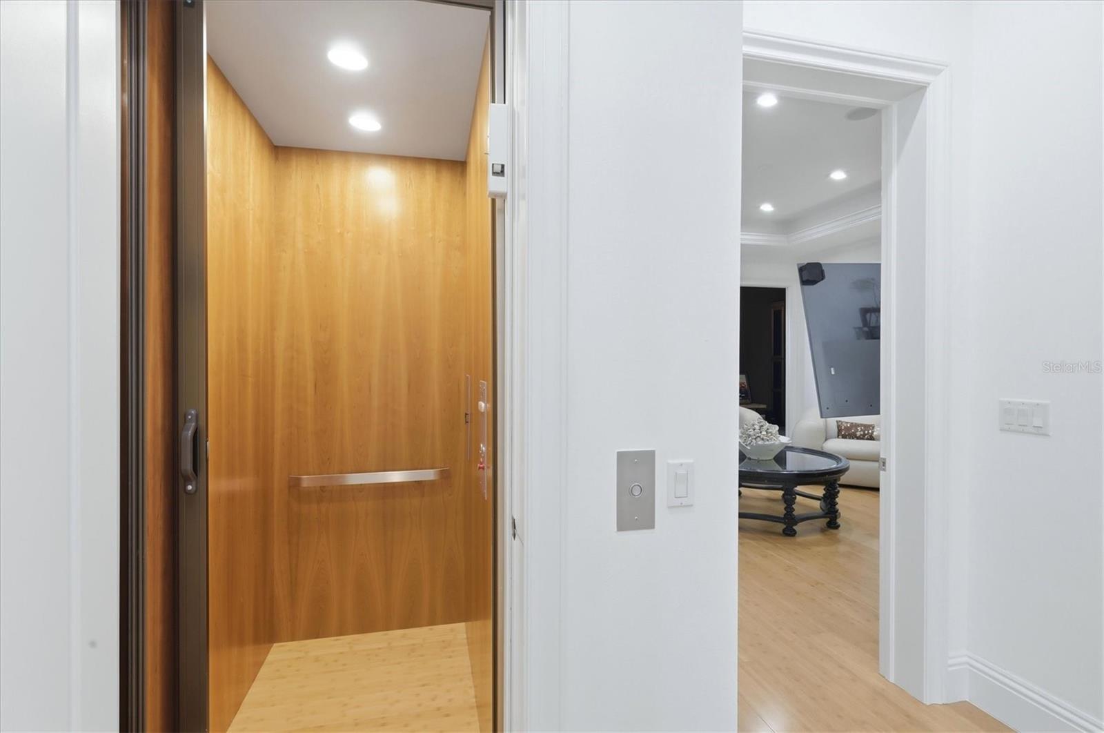 Listing photo id 27 for 7755 Holiday Drive N