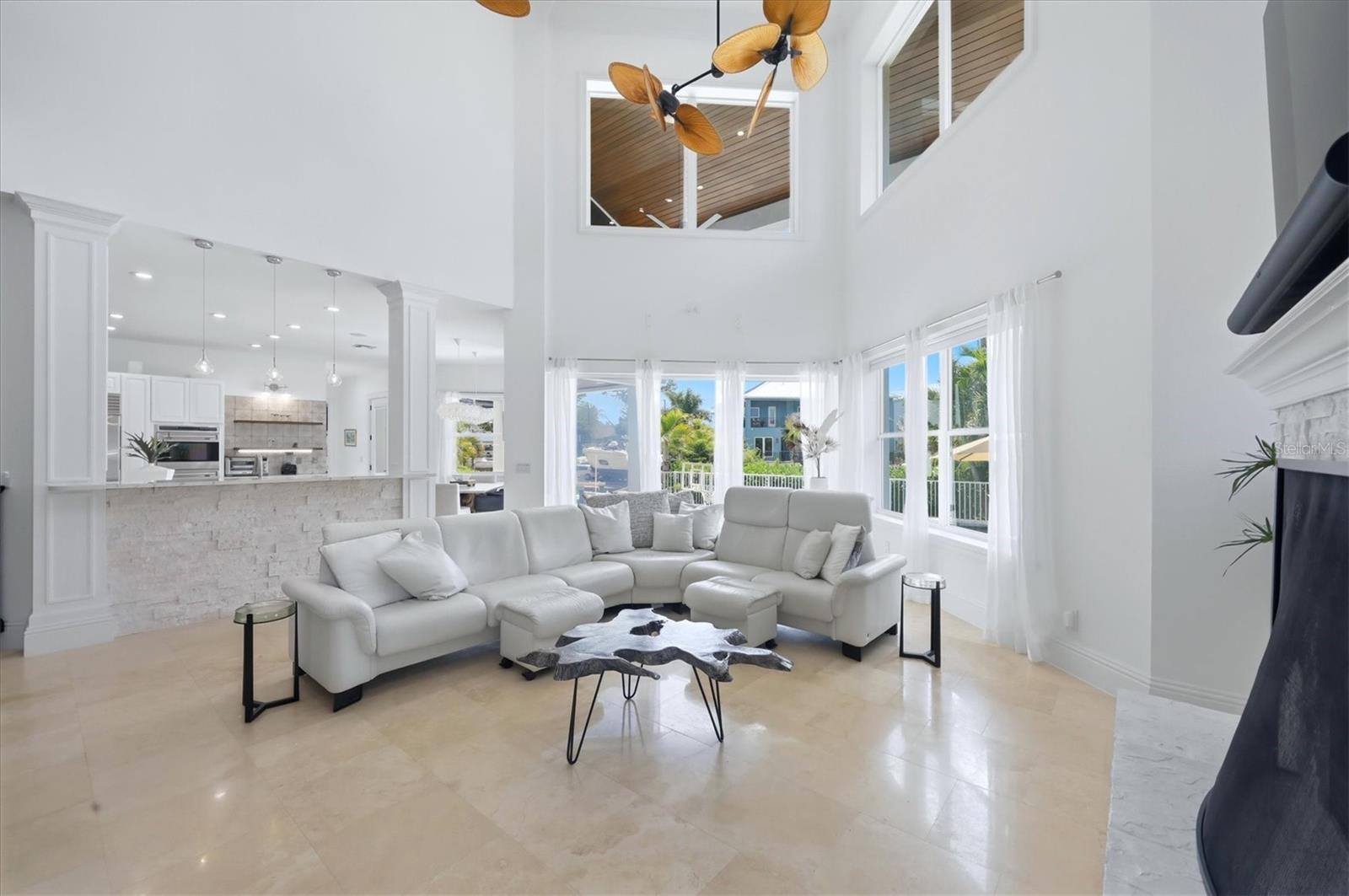 Listing photo id 1 for 7755 Holiday Drive N