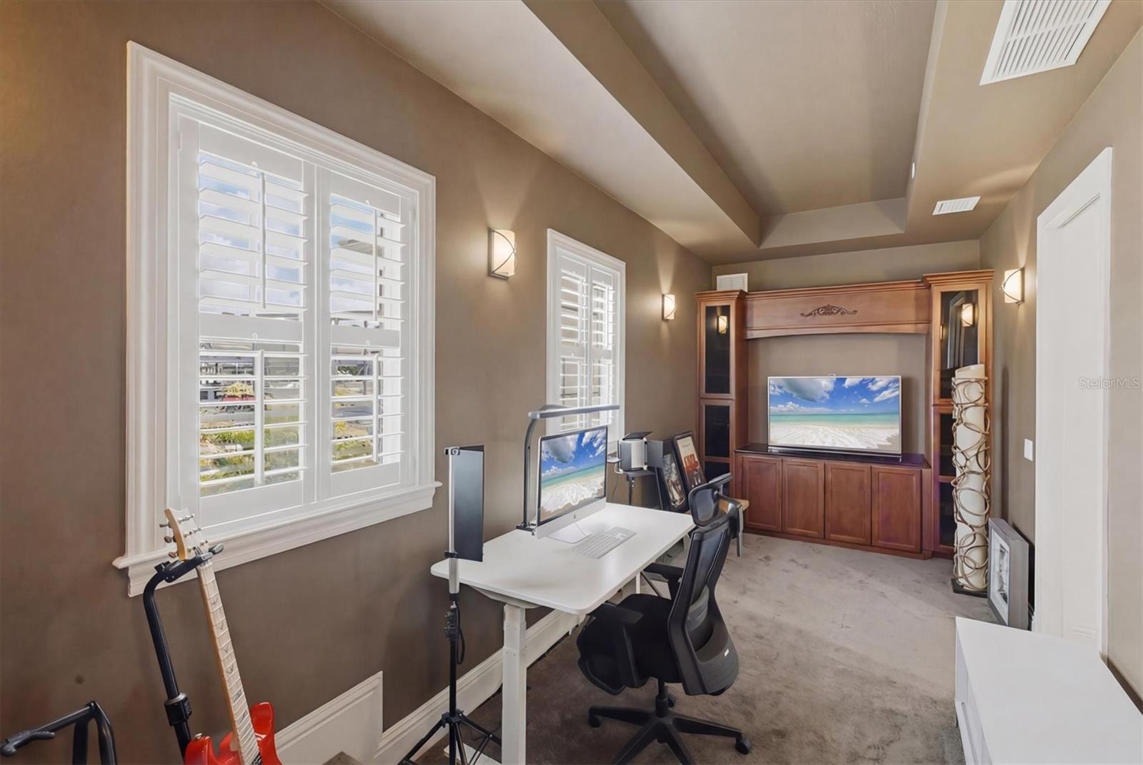 Listing photo id 28 for 7755 Holiday Drive N