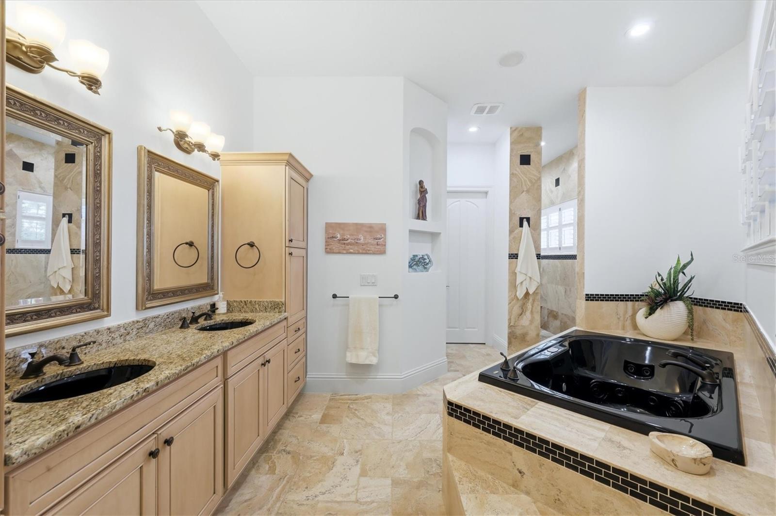 Listing photo id 31 for 7755 Holiday Drive N