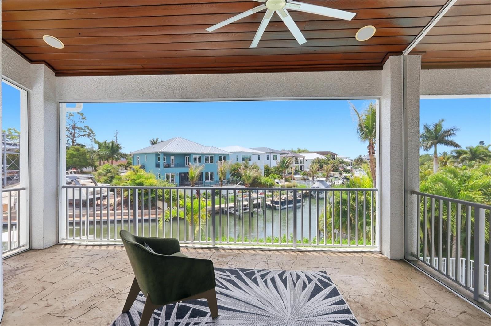 Listing photo id 32 for 7755 Holiday Drive N