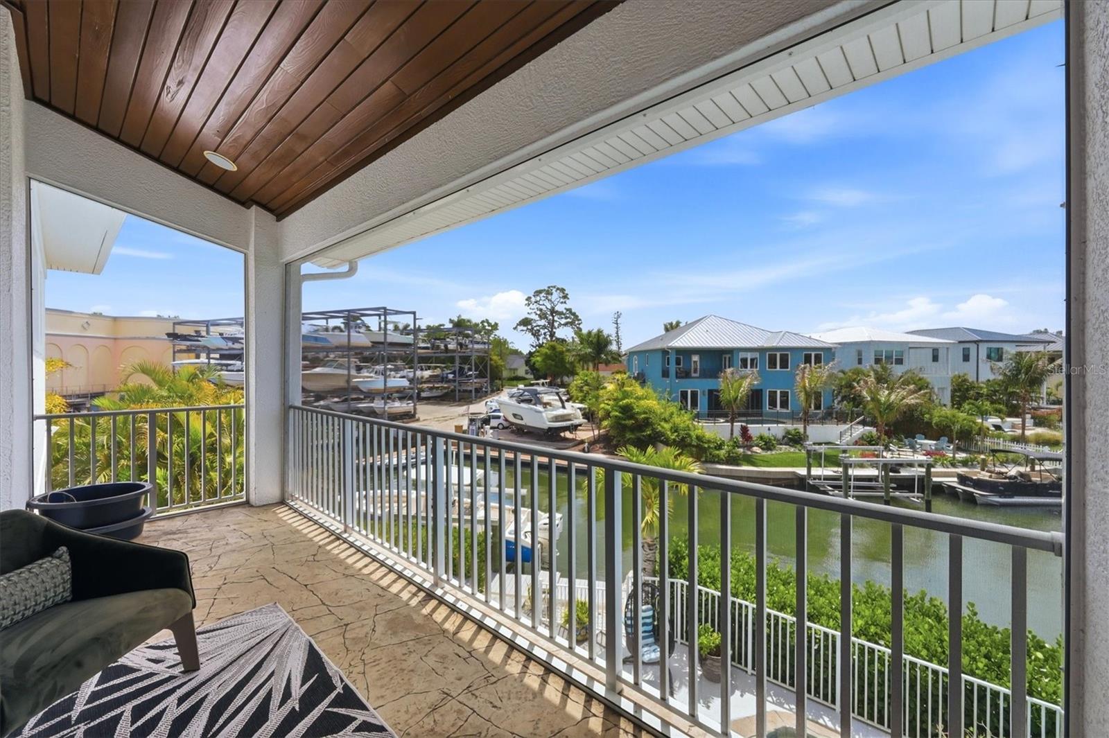 Listing photo id 33 for 7755 Holiday Drive N