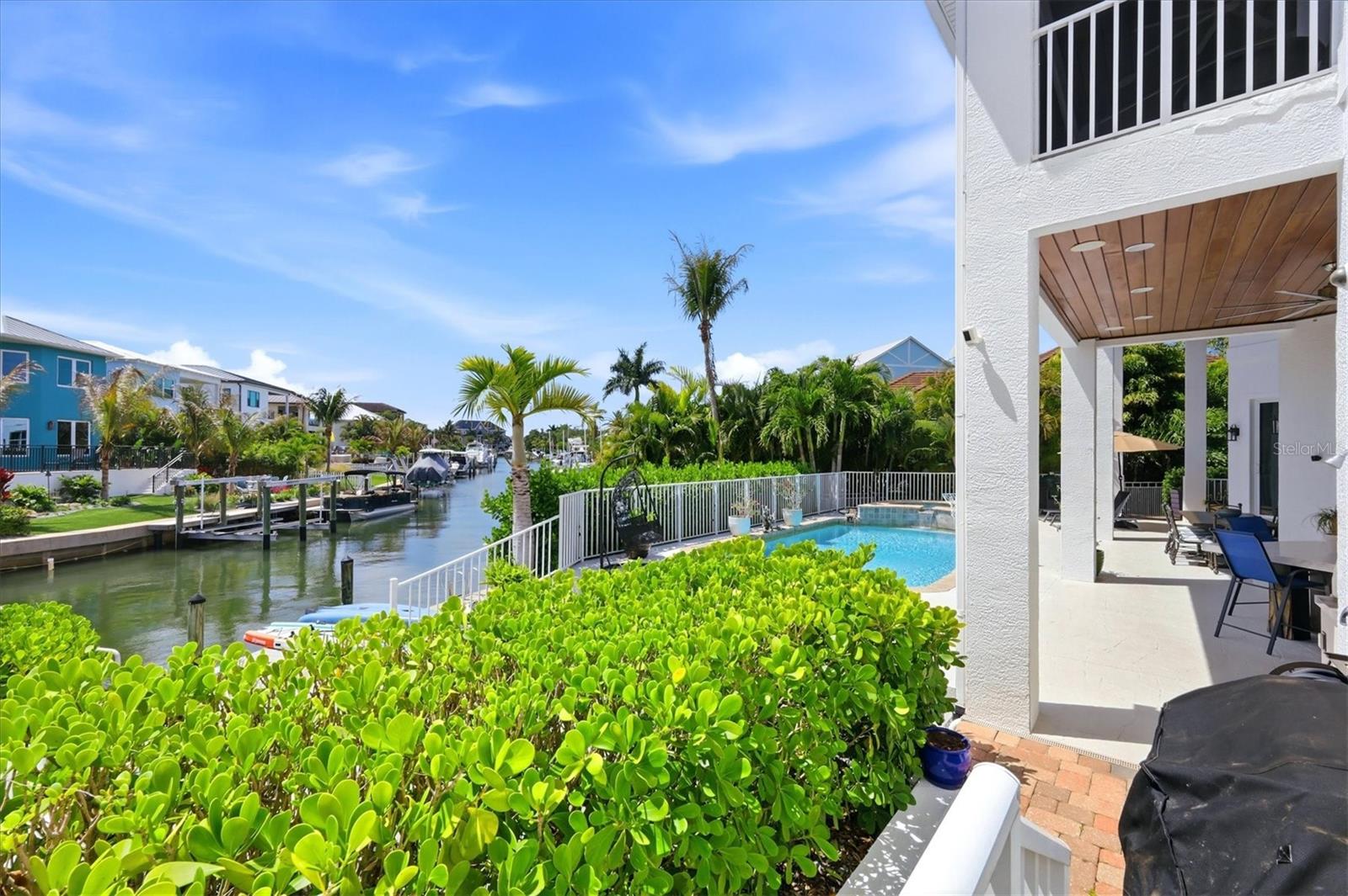 Listing photo id 35 for 7755 Holiday Drive N