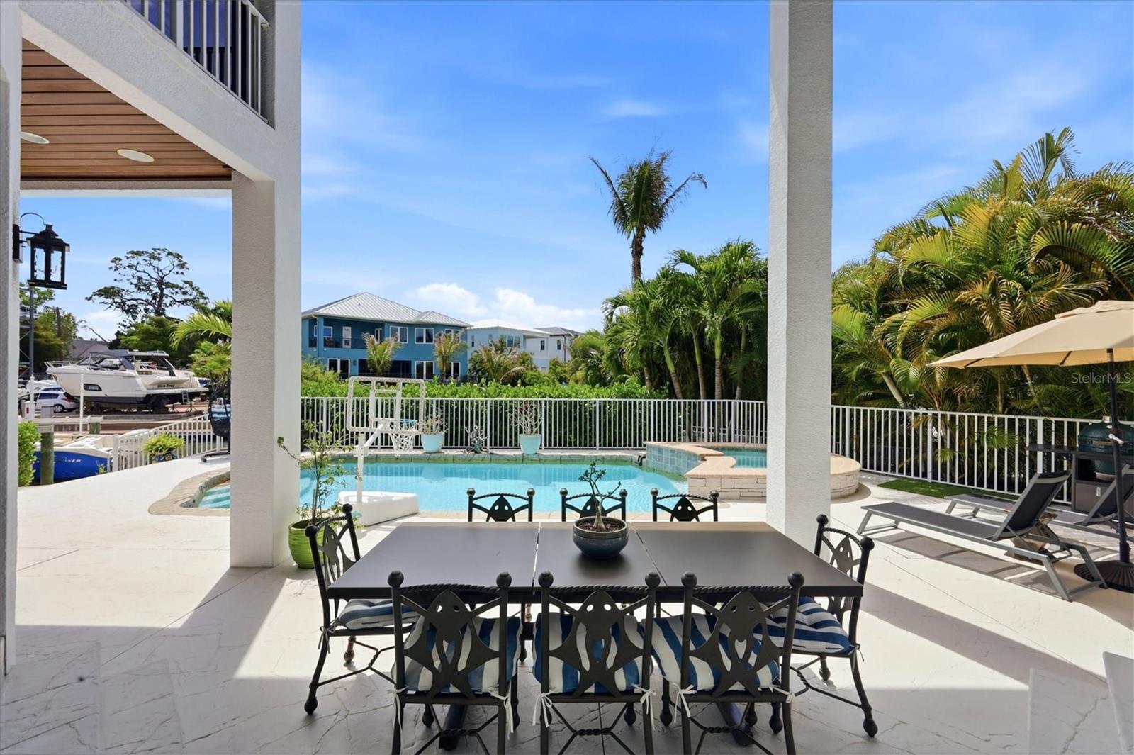 Listing photo id 36 for 7755 Holiday Drive N