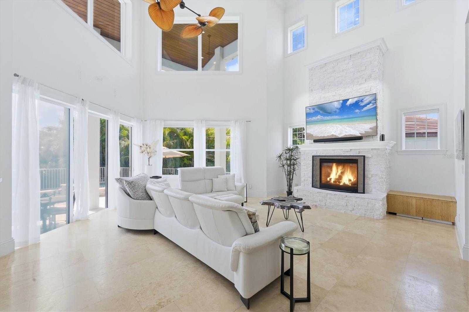 Listing photo id 2 for 7755 Holiday Drive N