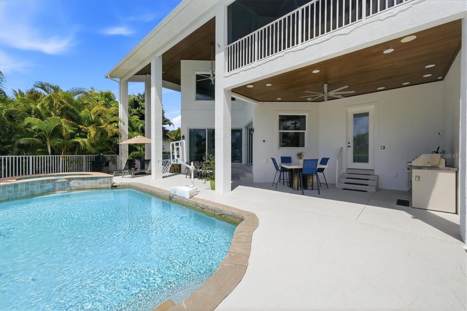 Listing photo id 38 for 7755 Holiday Drive N