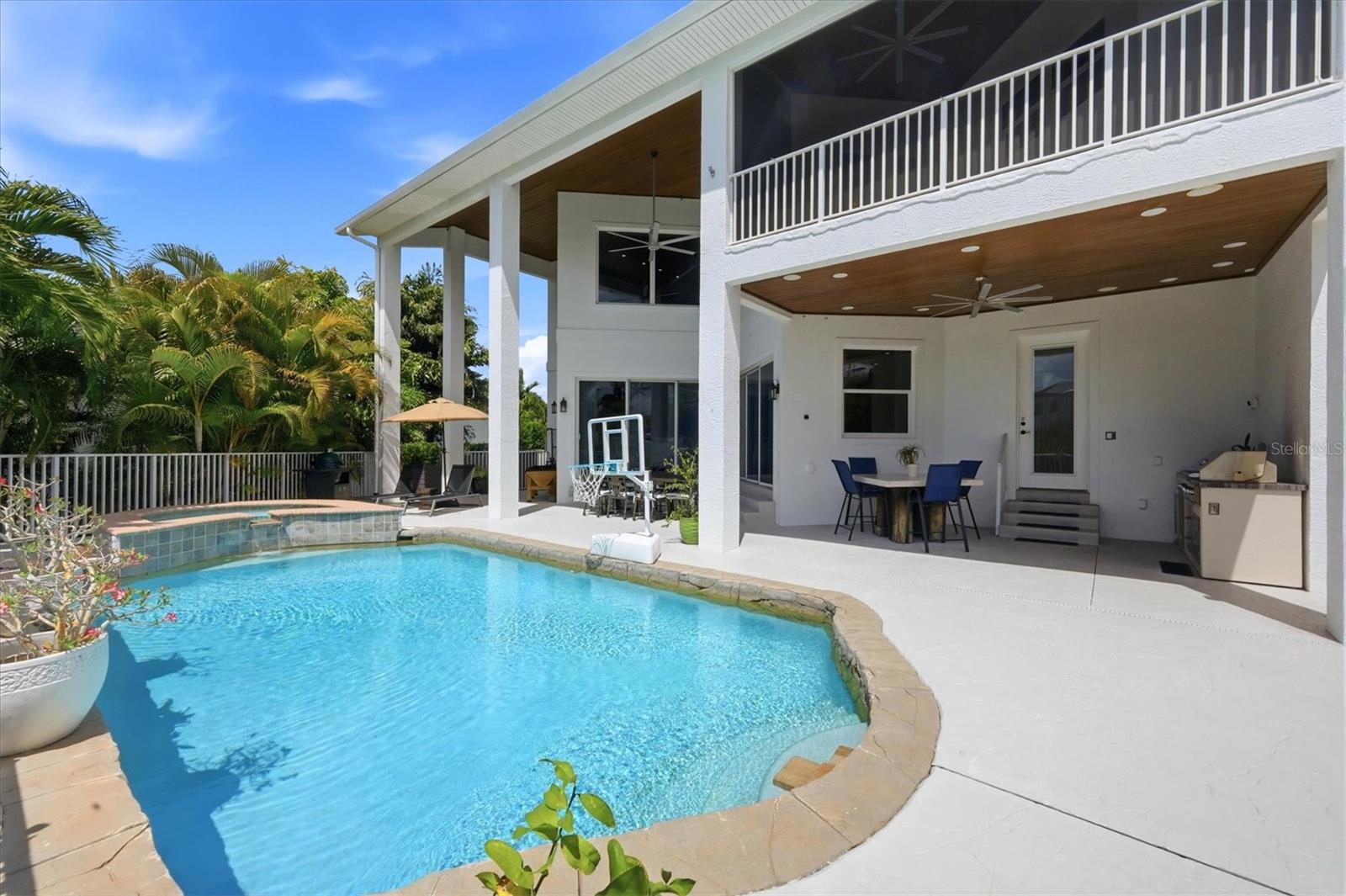 Listing photo id 39 for 7755 Holiday Drive N