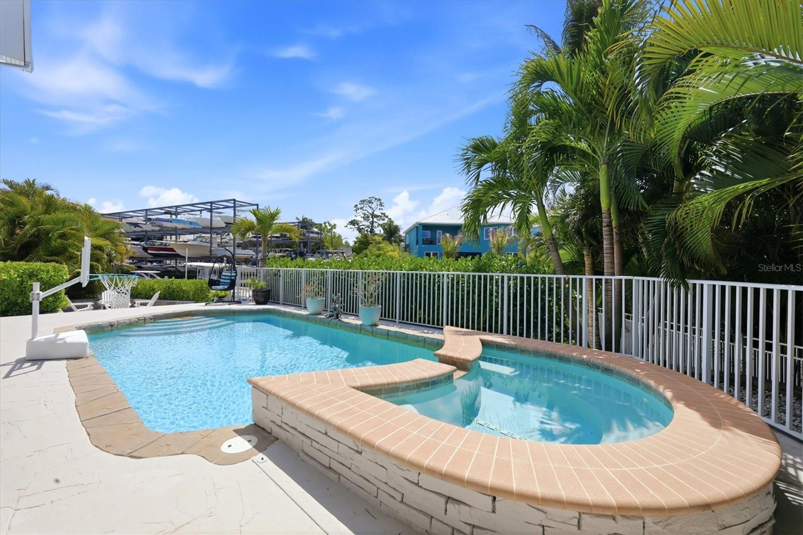 Listing photo id 41 for 7755 Holiday Drive N