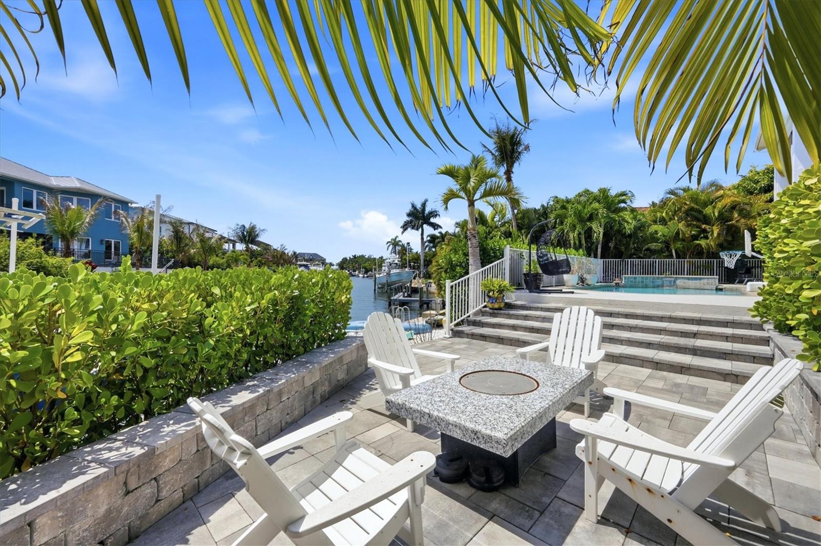 Listing photo id 42 for 7755 Holiday Drive N