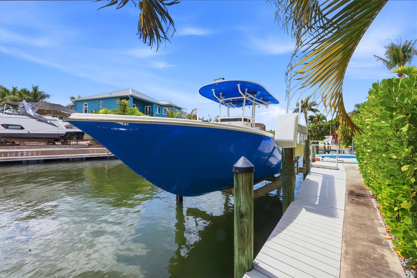 Listing photo id 43 for 7755 Holiday Drive N