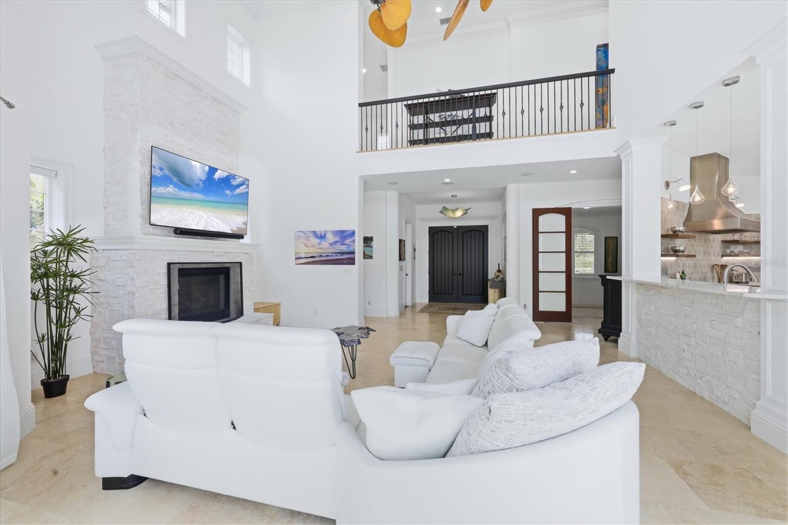 Listing photo id 3 for 7755 Holiday Drive N