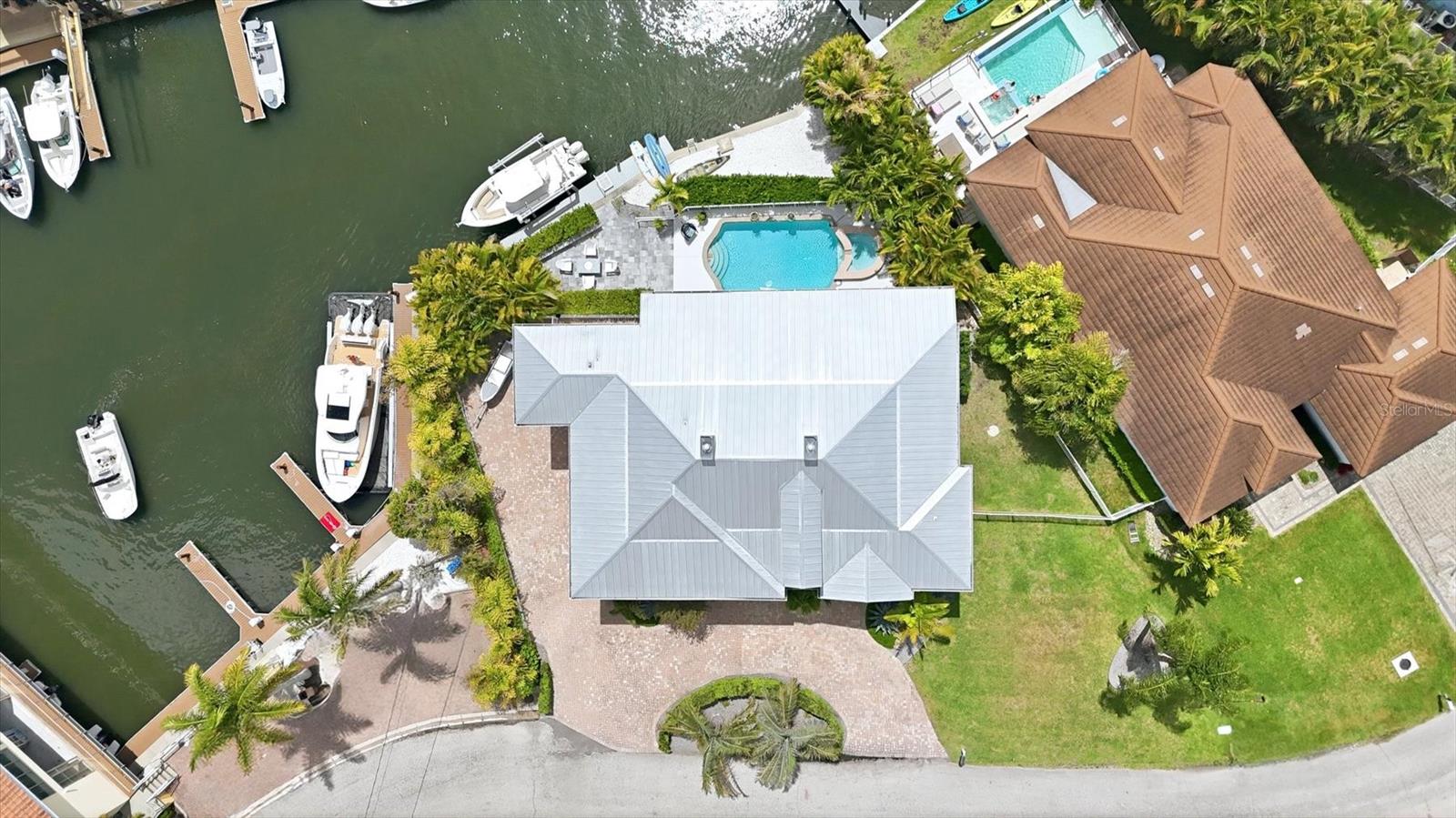 Listing photo id 49 for 7755 Holiday Drive N