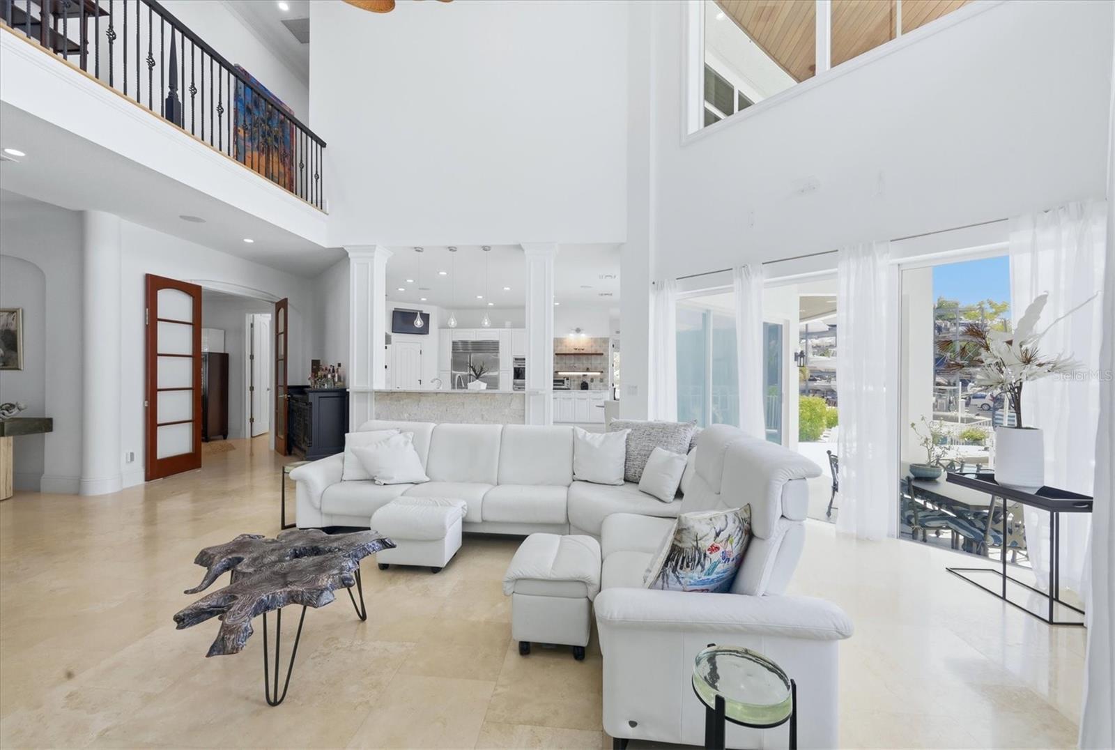 Listing photo id 4 for 7755 Holiday Drive N