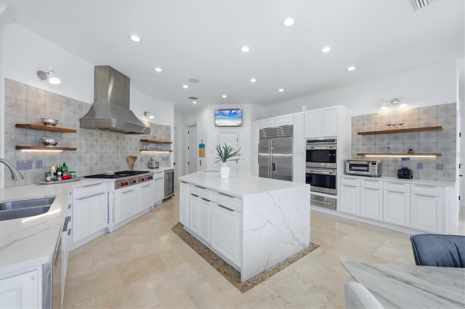 Listing photo id 5 for 7755 Holiday Drive N