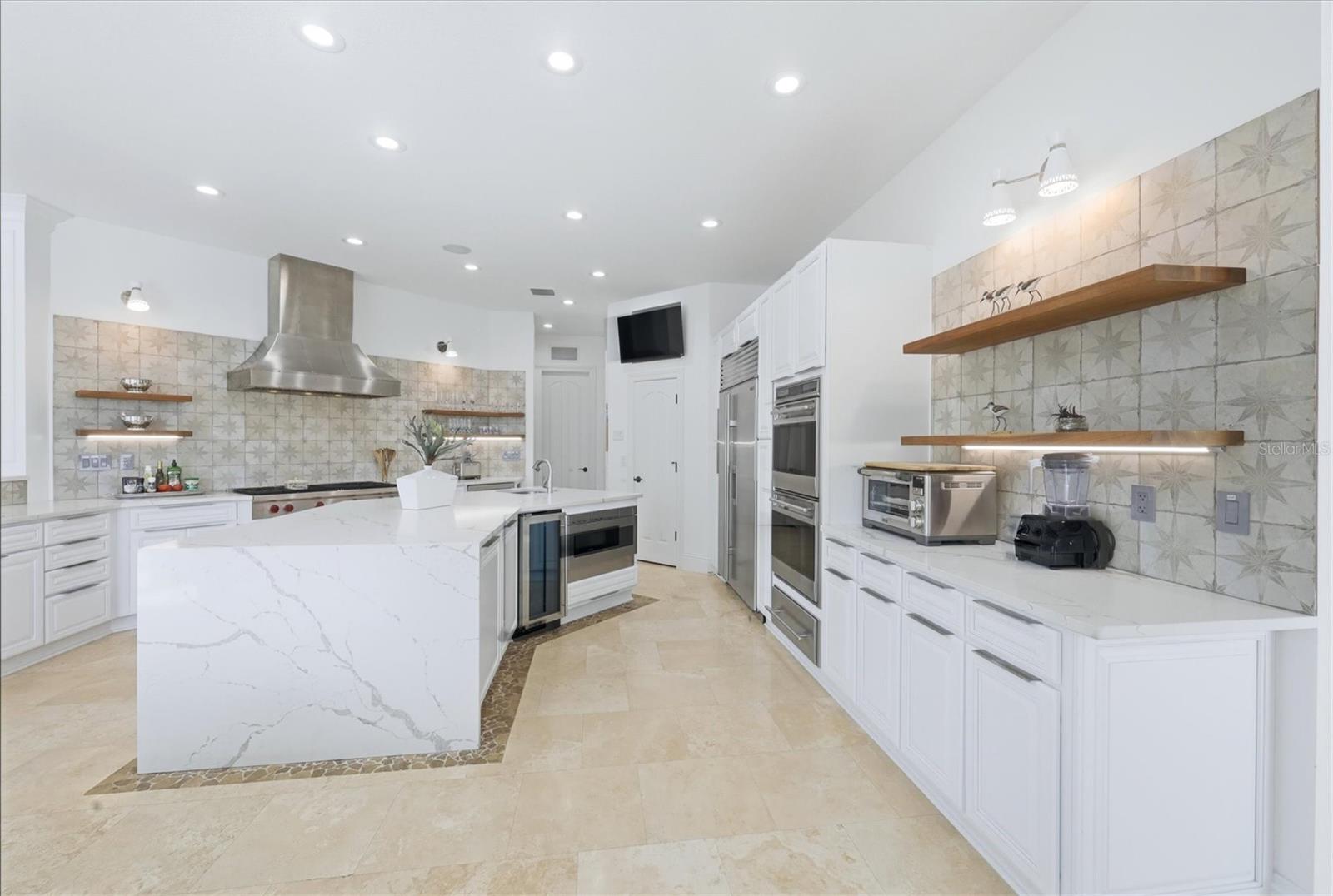 Listing photo id 6 for 7755 Holiday Drive N