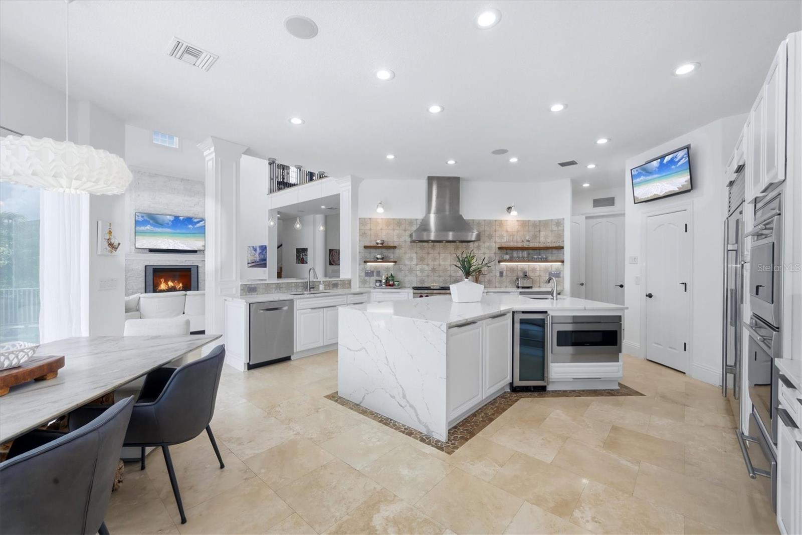 Listing photo id 7 for 7755 Holiday Drive N