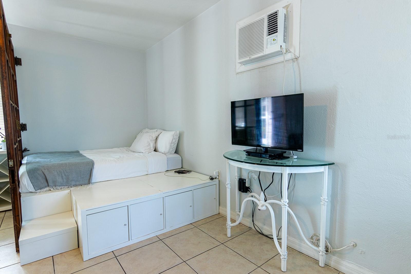 Image 6 of 59 For 610 East Avenue