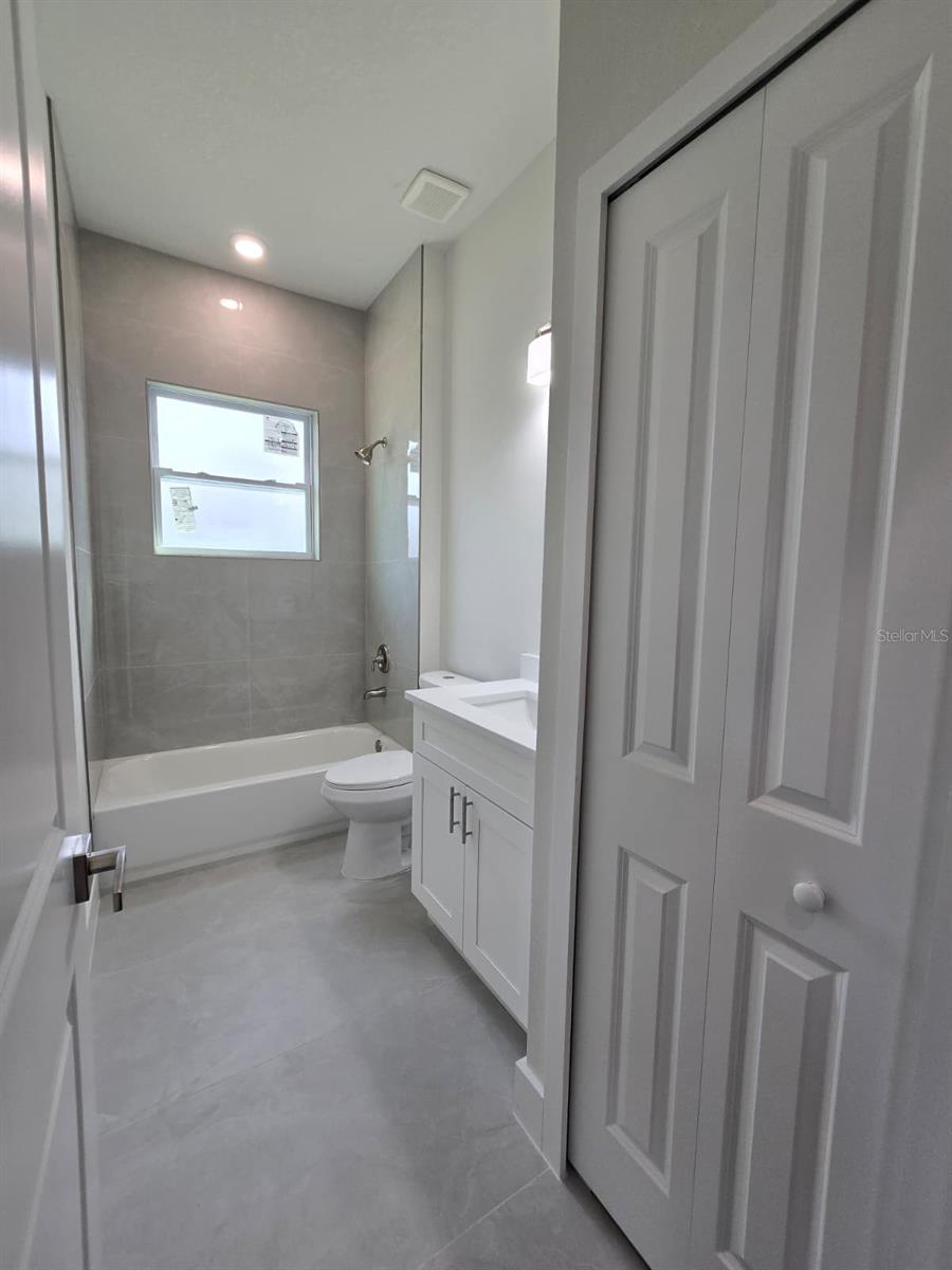 Image 13 of 16 For 18382 Elgin Avenue