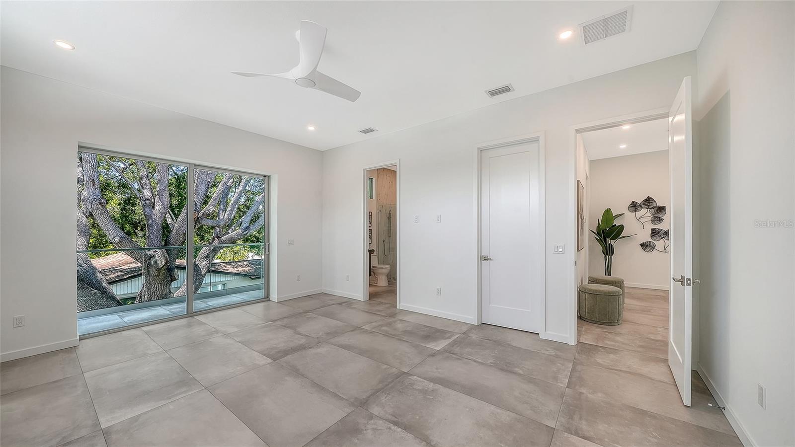 Image 42 of 91 For 2010 Hyde Park Circle