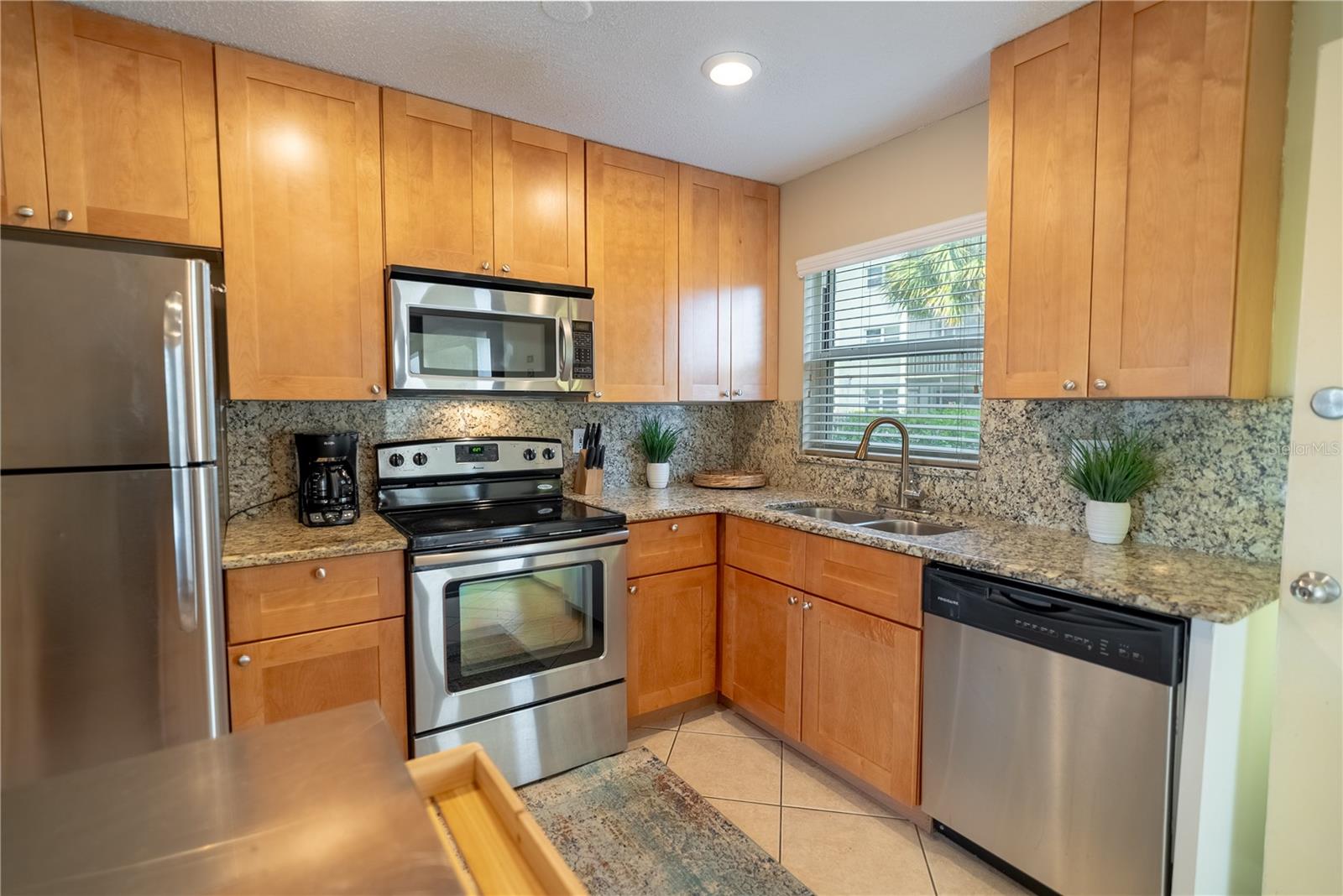 Listing photo id 4 for 925 Beach Road 107