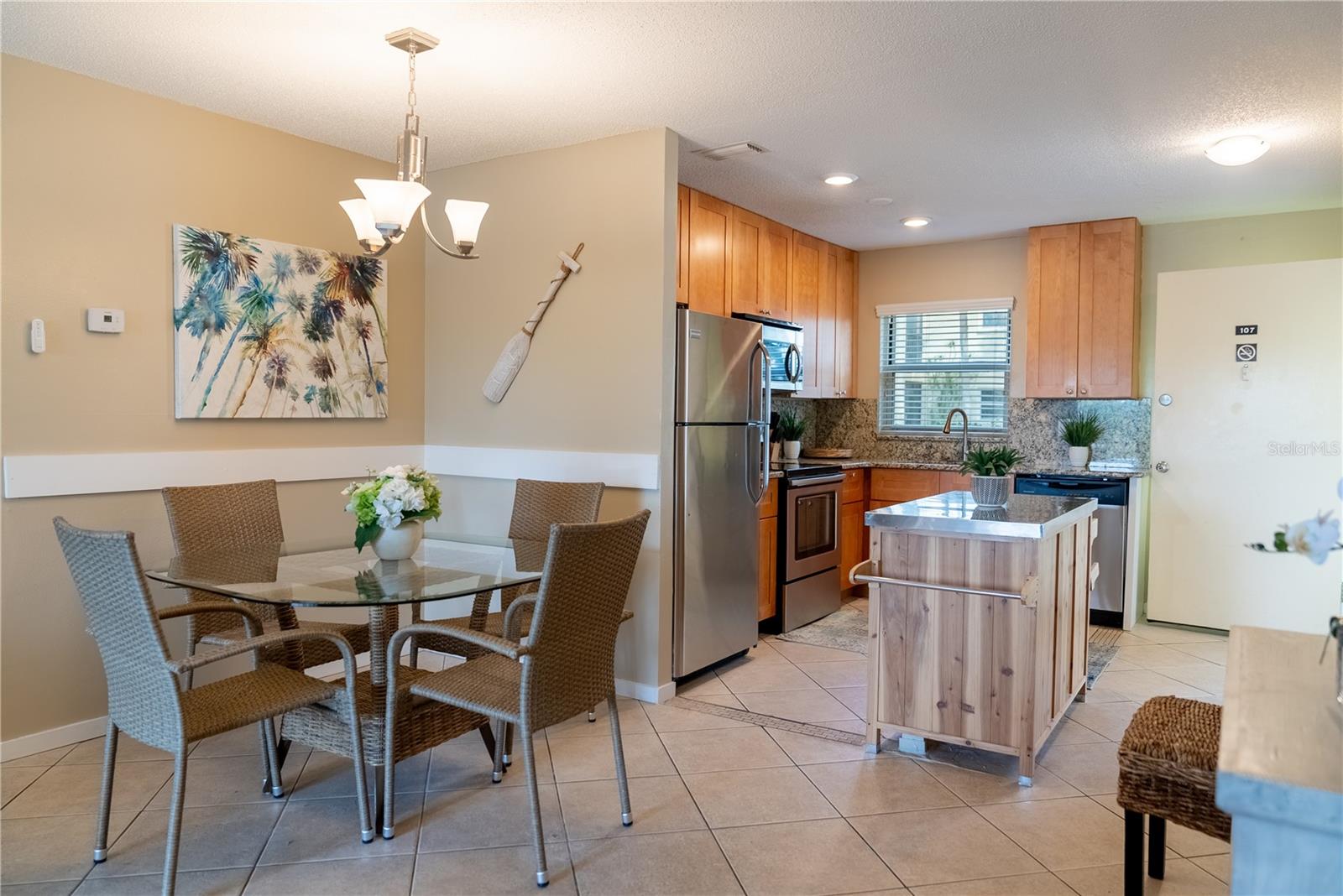 Listing photo id 5 for 925 Beach Road 107