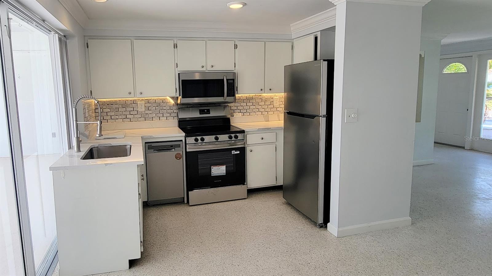 Image 14 of 58 For 401 Sunnyside Drive