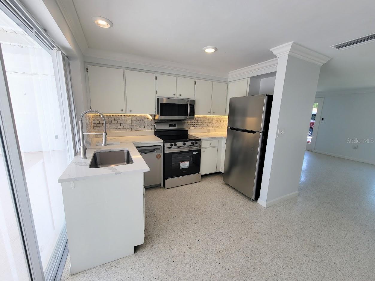 Image 5 of 58 For 401 Sunnyside Drive