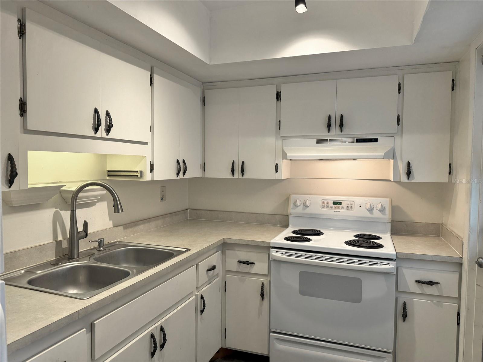 Image 7 of 17 For 2217 Hopkins Drive W