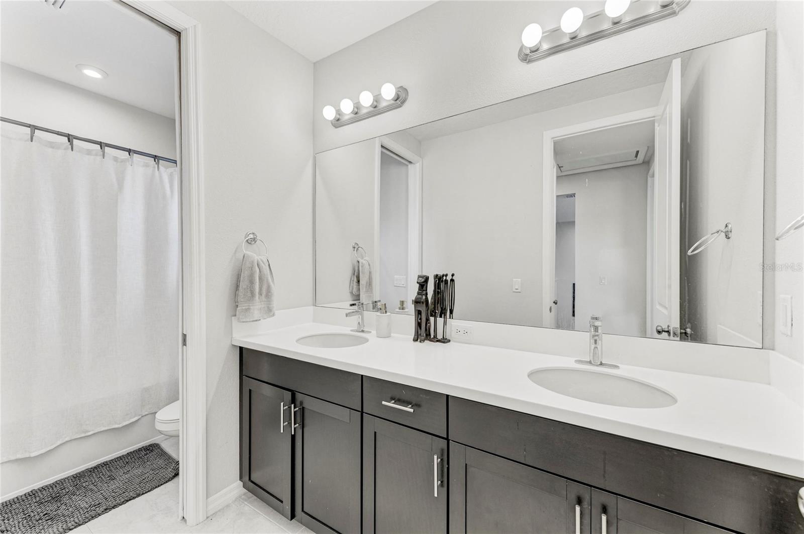 Image 39 of 71 For 16528 Paynes Mill Drive