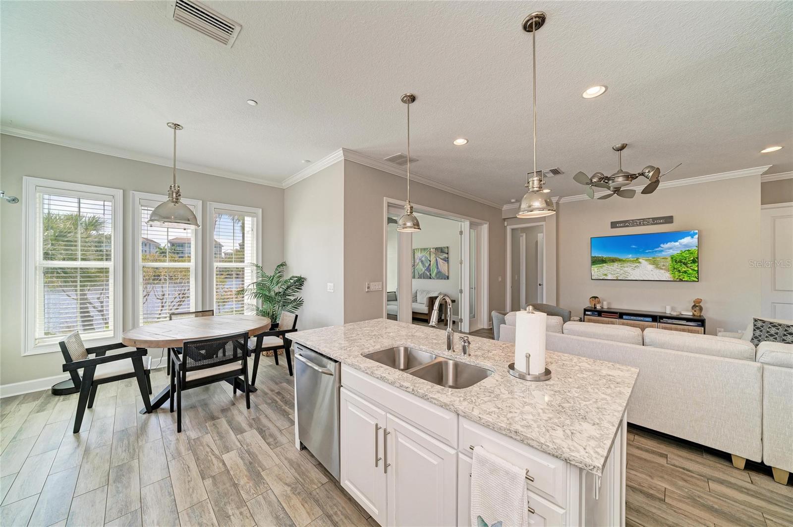 Image 20 of 98 For 348 Sapphire Lake Drive 101