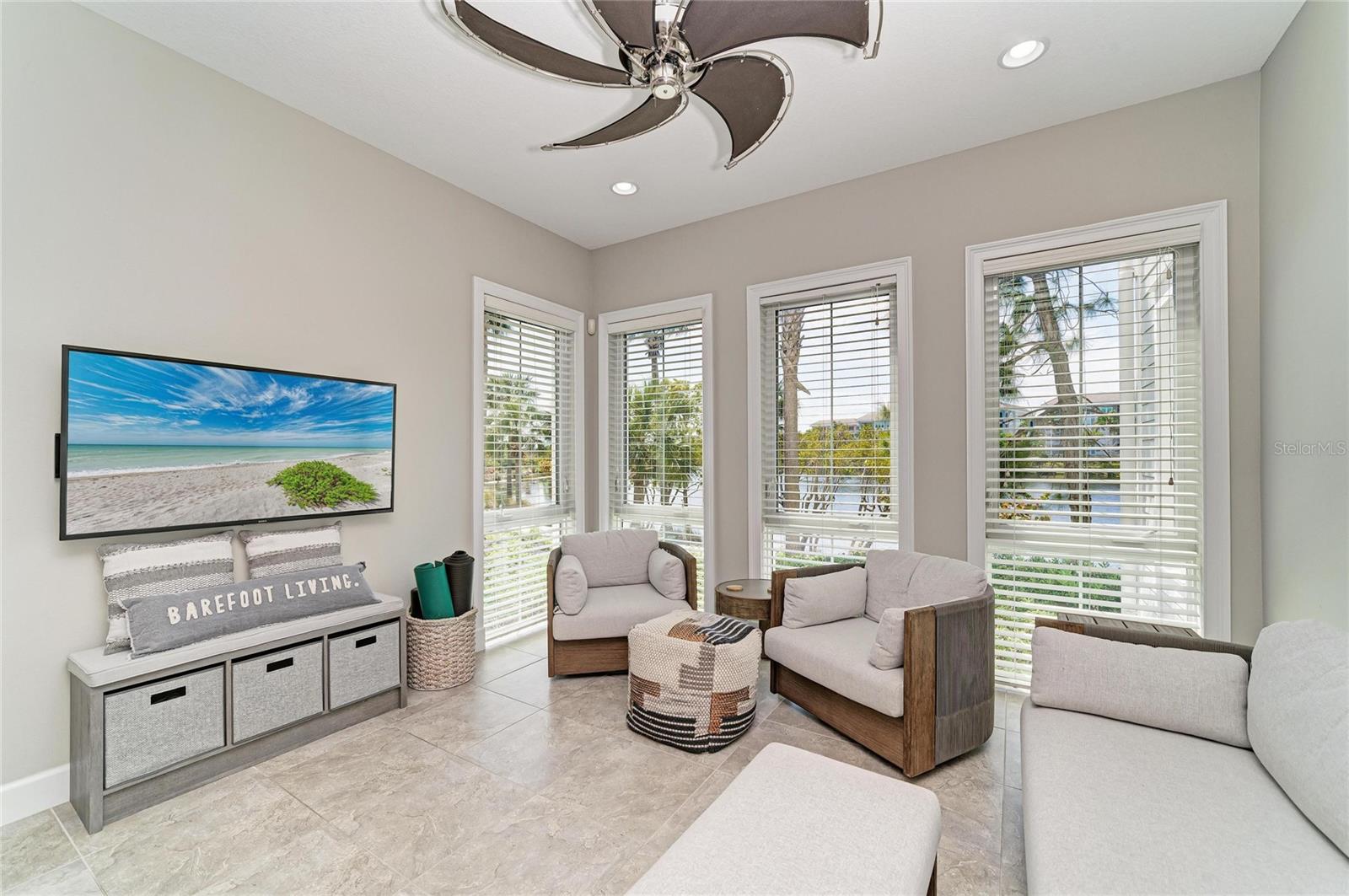 Image 25 of 98 For 348 Sapphire Lake Drive 101